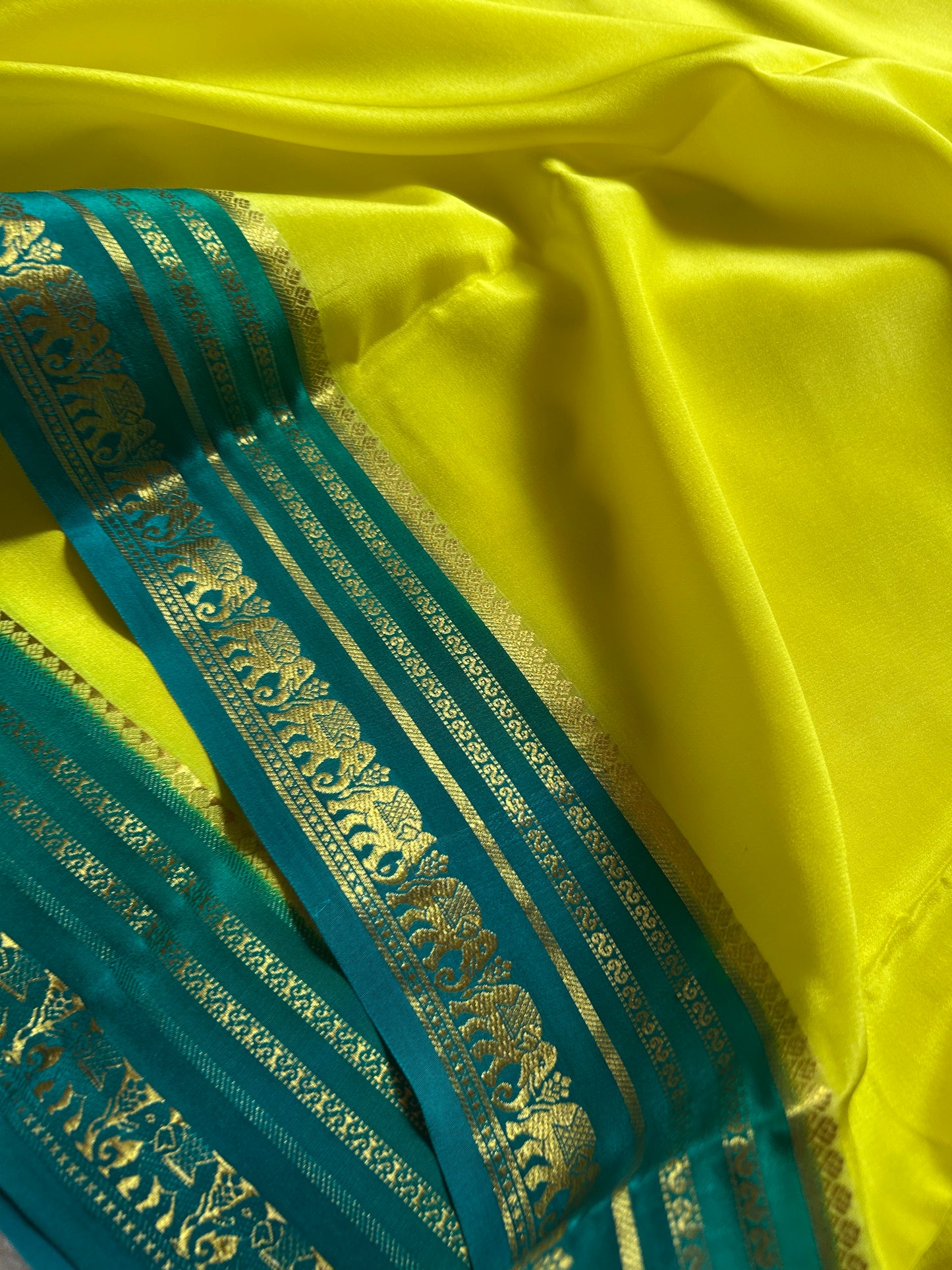 Eshwari (2D) : Lime Yellow-Teal Blue