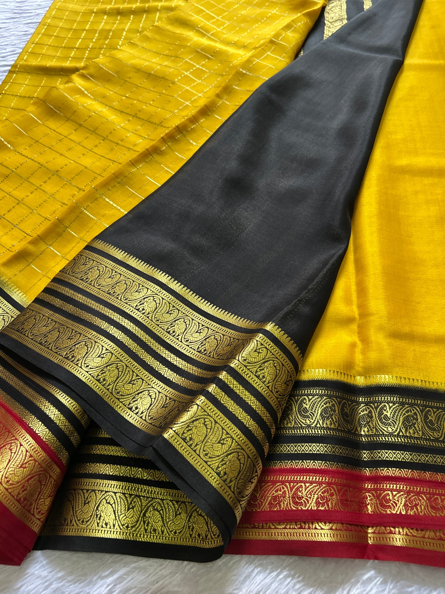 Tulasi (3D) : Yellow-black-red