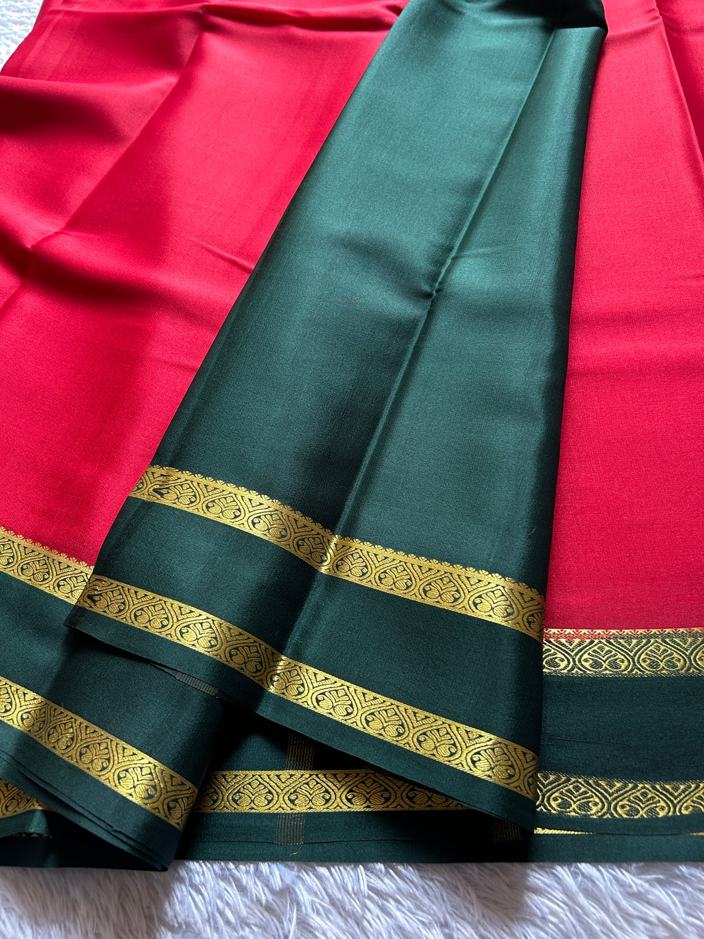Vinaya (2D) : Red-bottle green