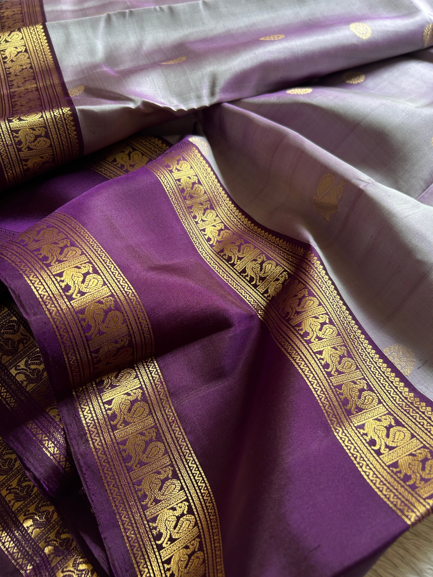 Lakshmi (2D) : light lavender - deep purple