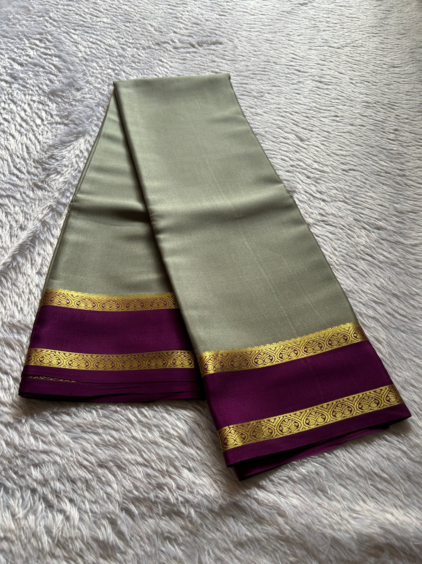 Vinaya (2D) : Grey-Magenta