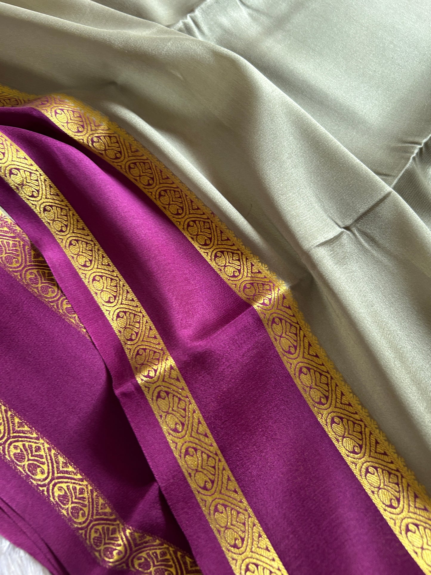 Vinaya (2D) : Grey-Magenta
