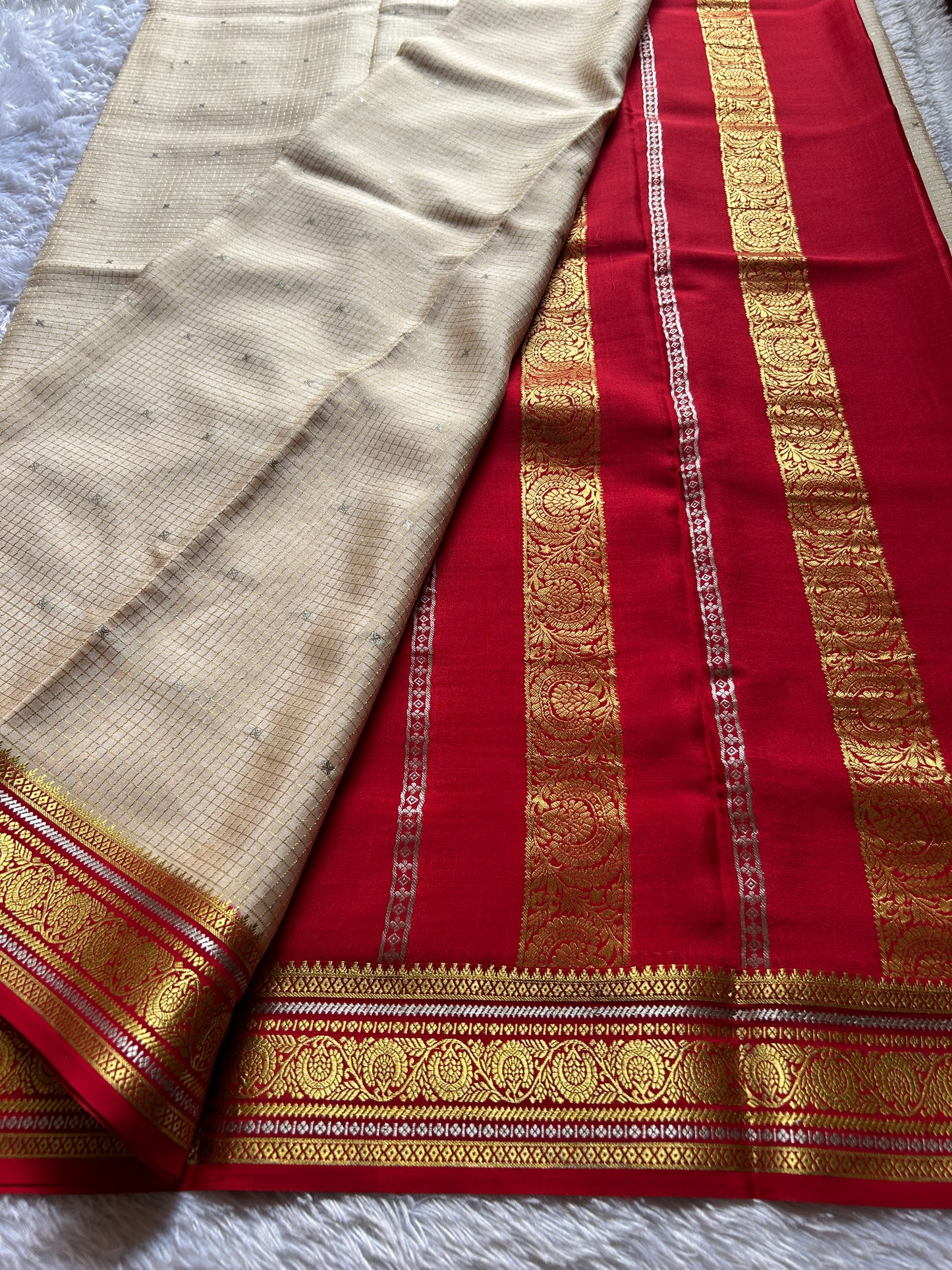 Haasini (2D) : Off white-red