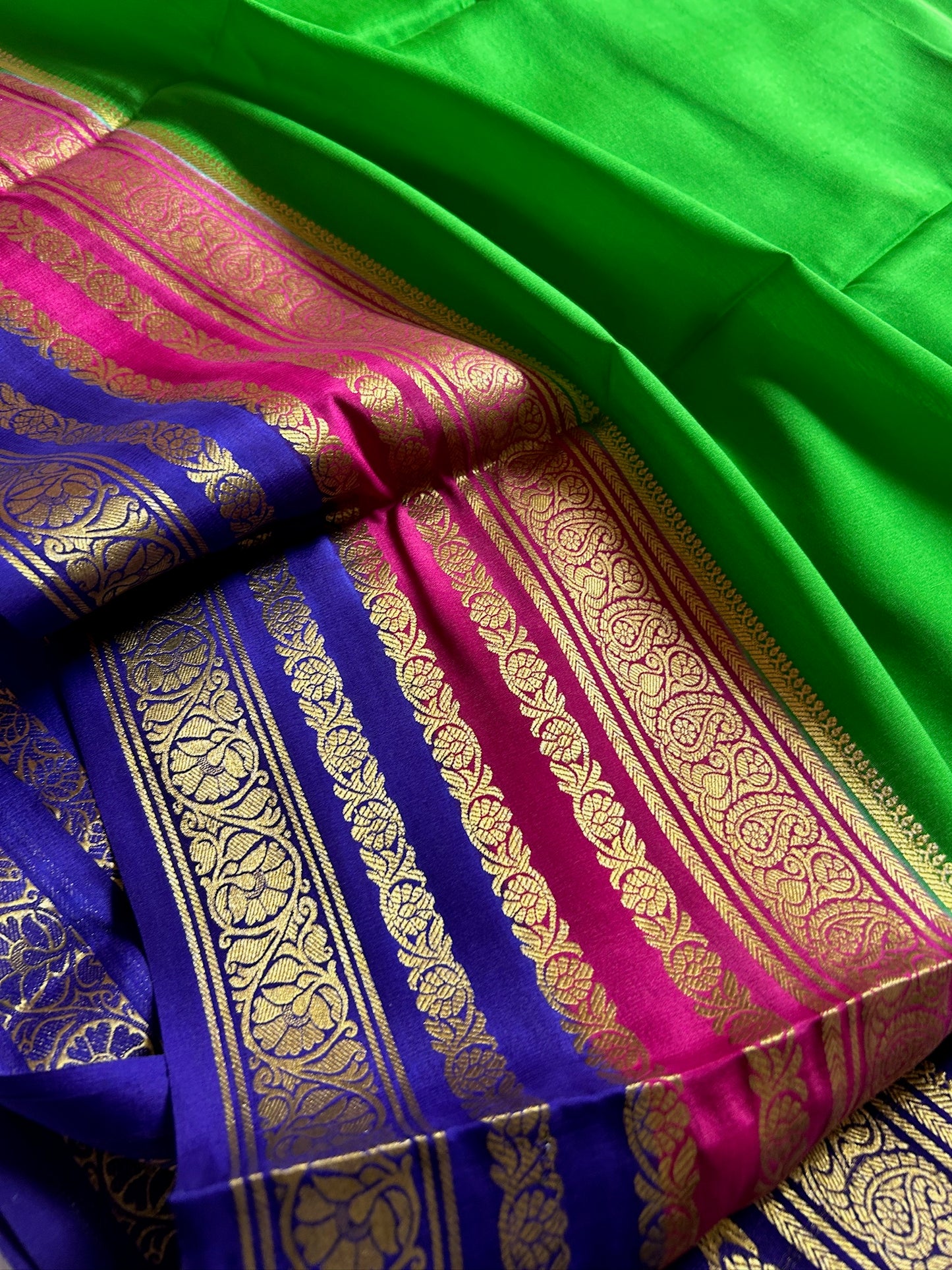 Bindu (3D) : Parrot green-pink-deep Violet