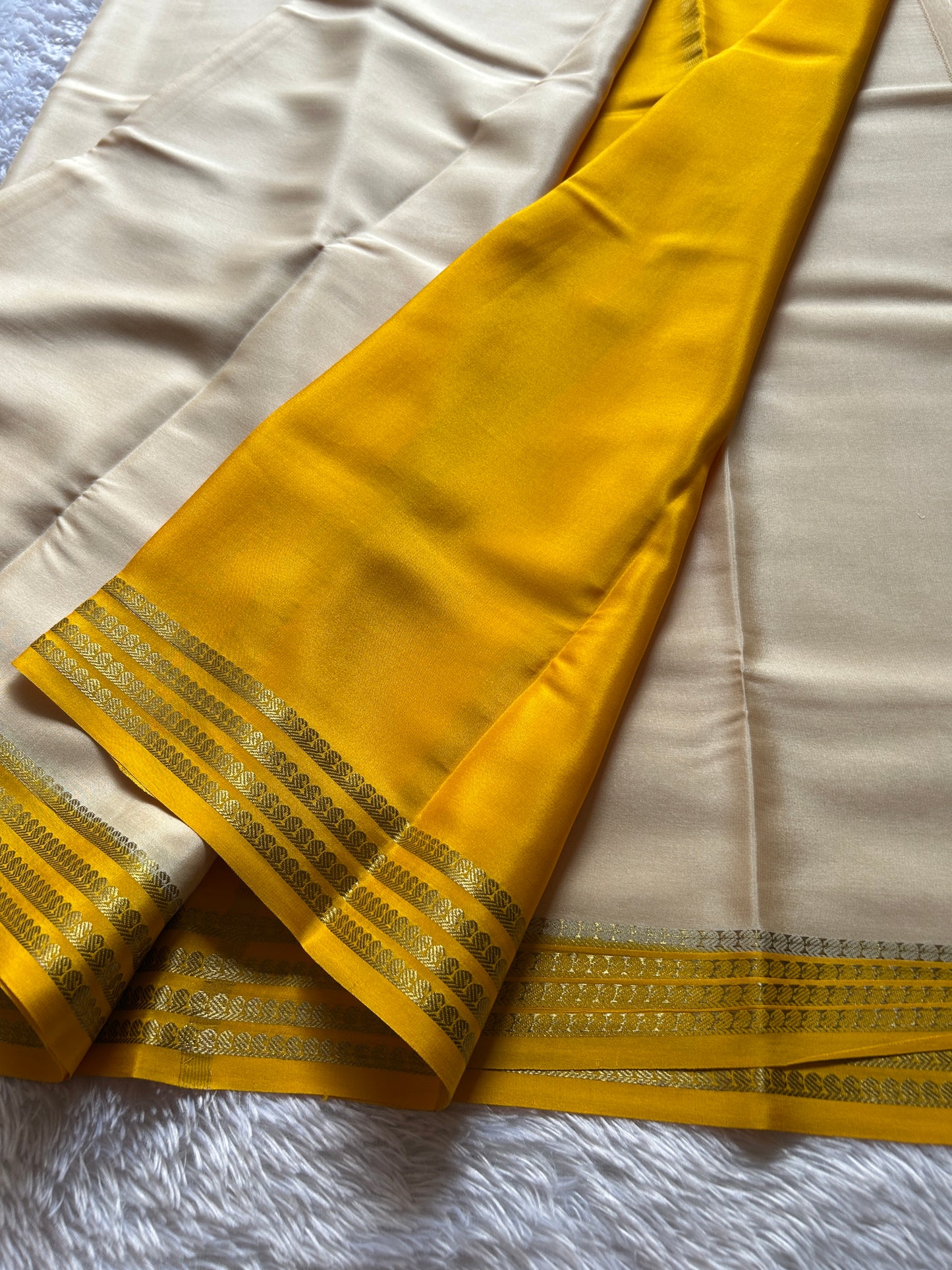 Aragini (2D) : Off white-Yellow