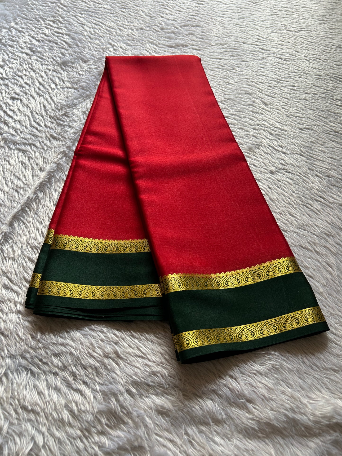 Vinaya (2D) : Red-bottle green