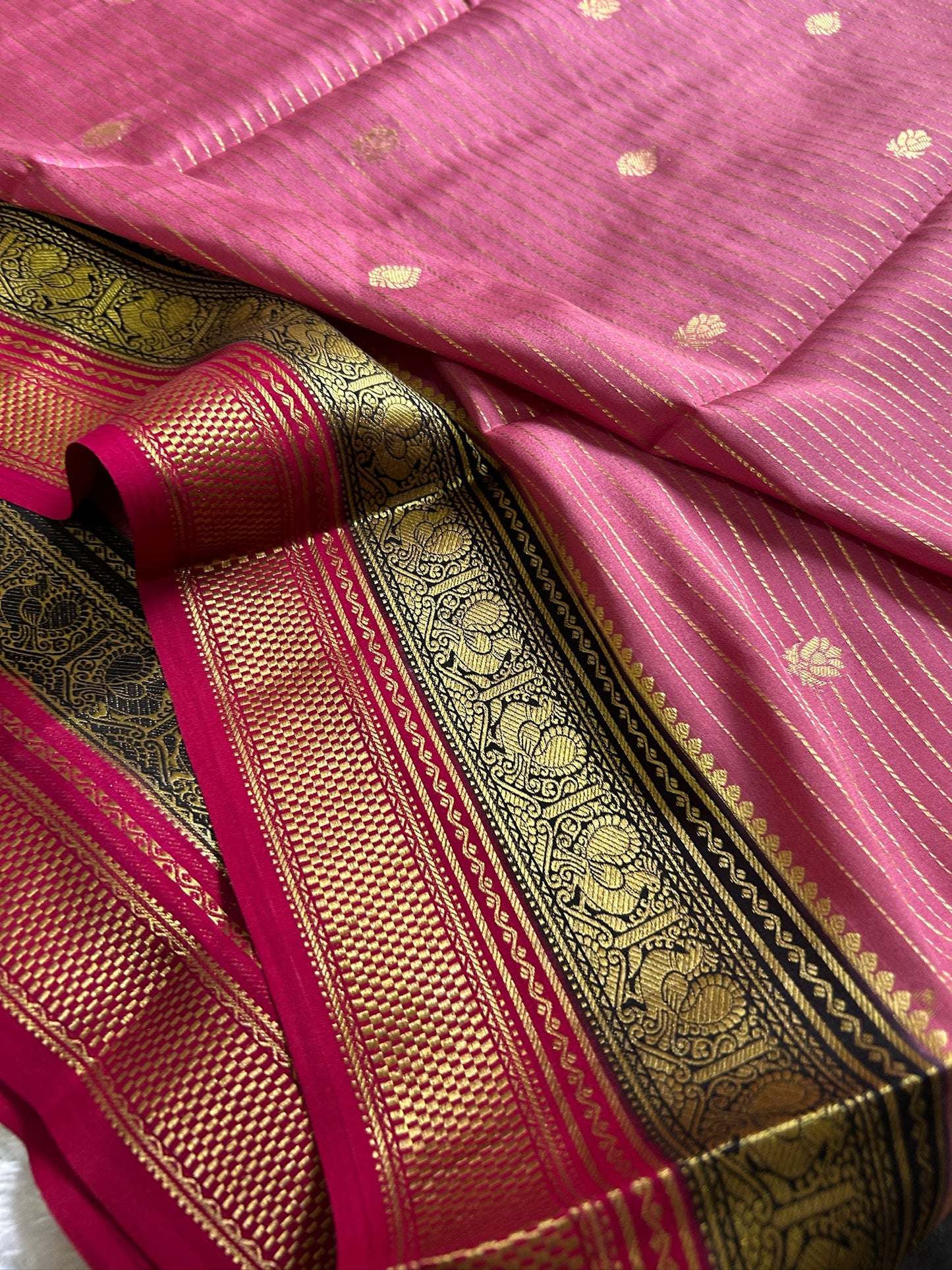 Amulya (3D) : Light pink-black-dark pink
