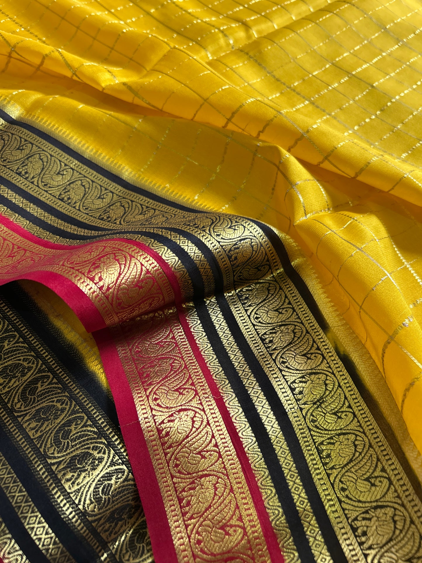 Tulasi (3D) : Yellow-black-red
