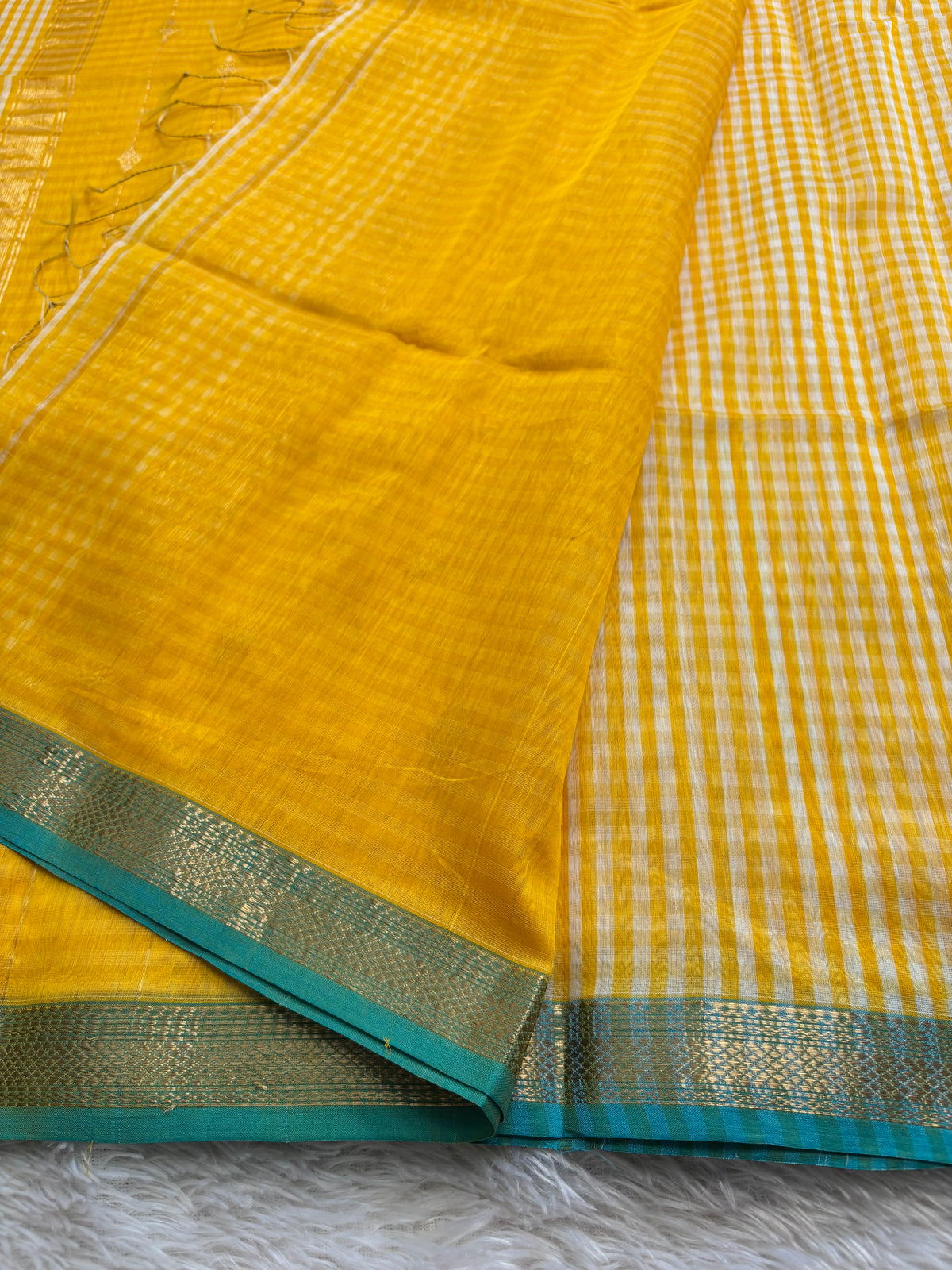 MCS104 (2D) : Yellow-off white