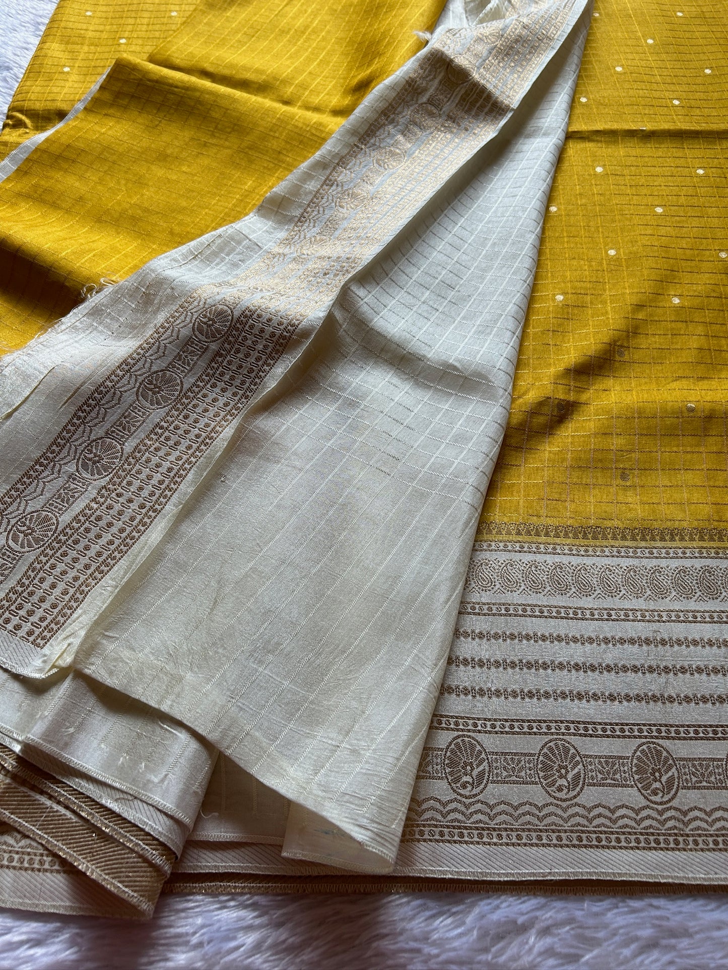 SS111 (2D) : Yellow-off white