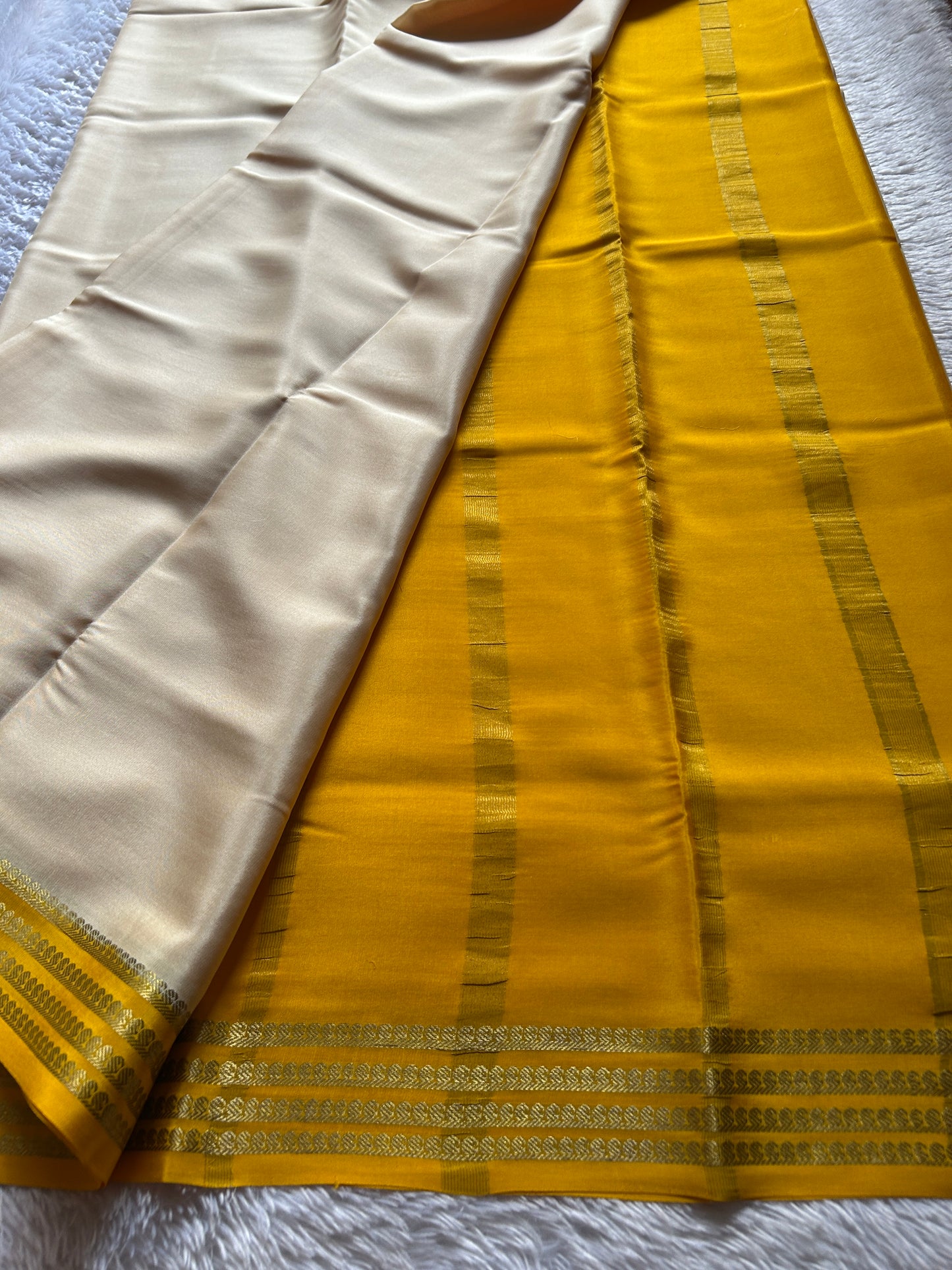 Aragini (2D) : Off white-Yellow
