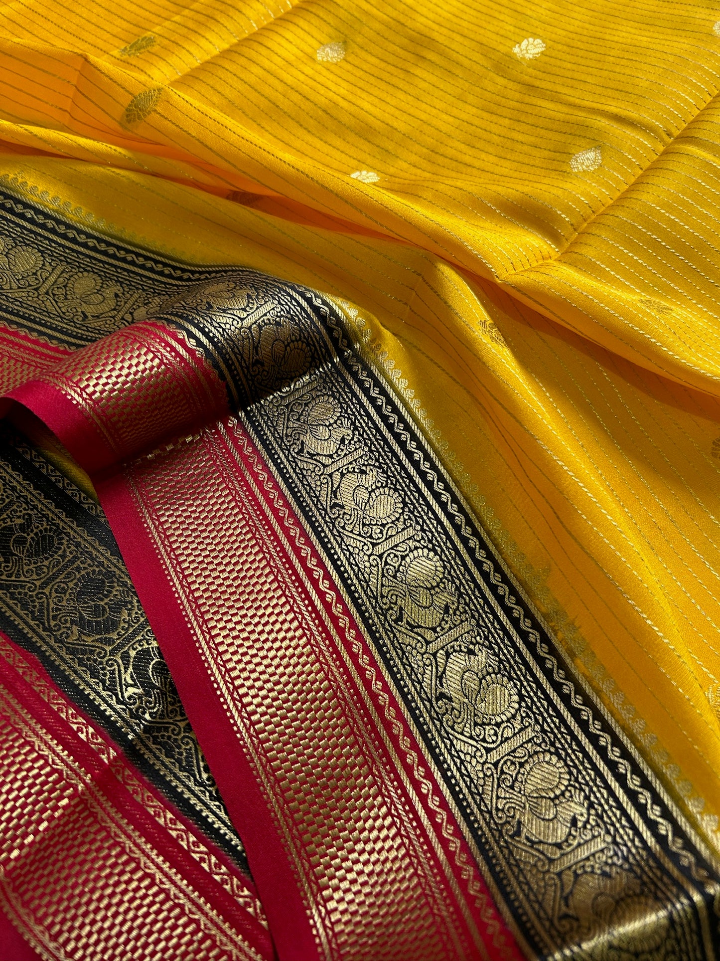 Amulya (3D) : Yellow-black-red