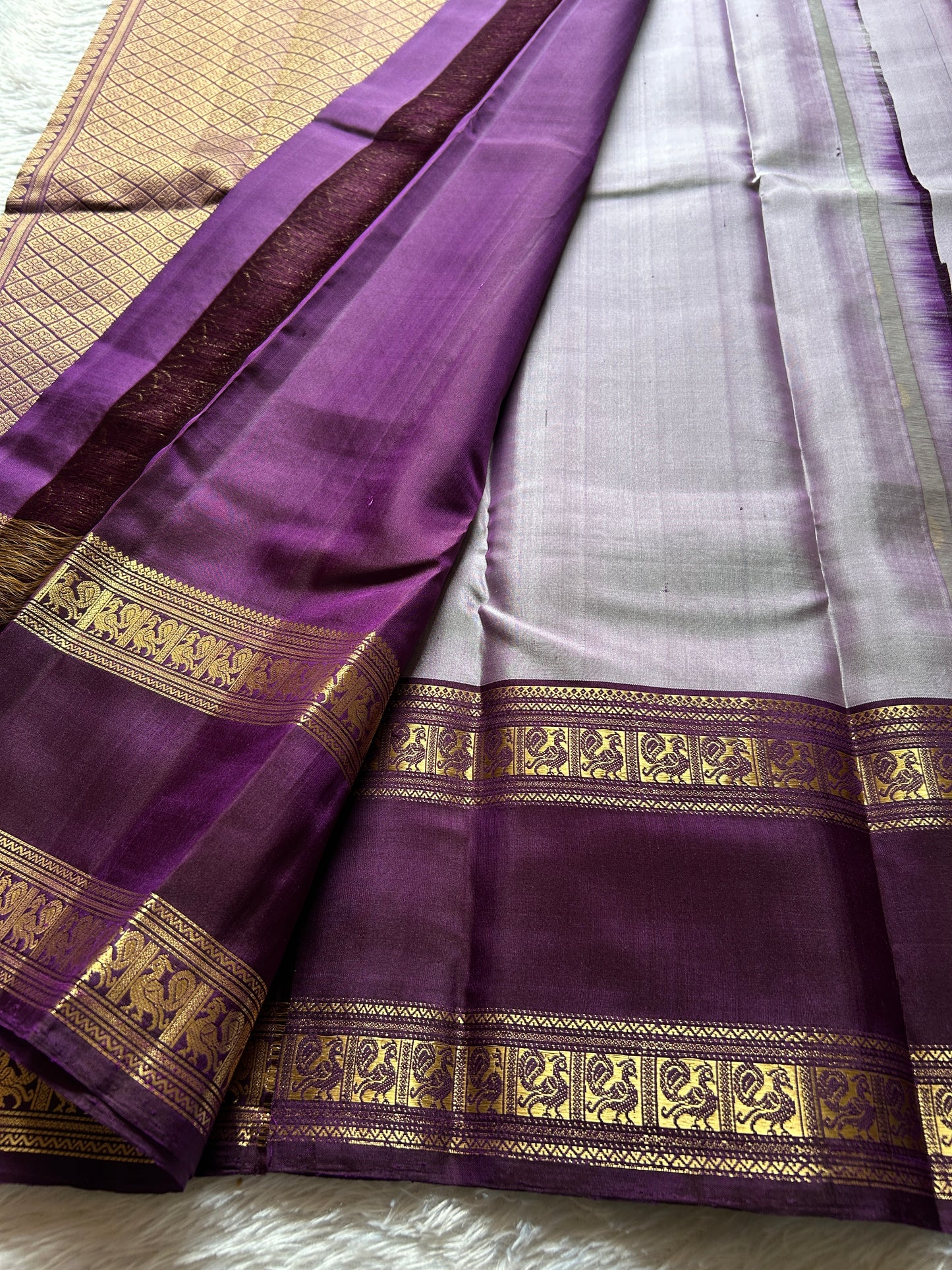 Lakshmi (2D) : light lavender - deep purple