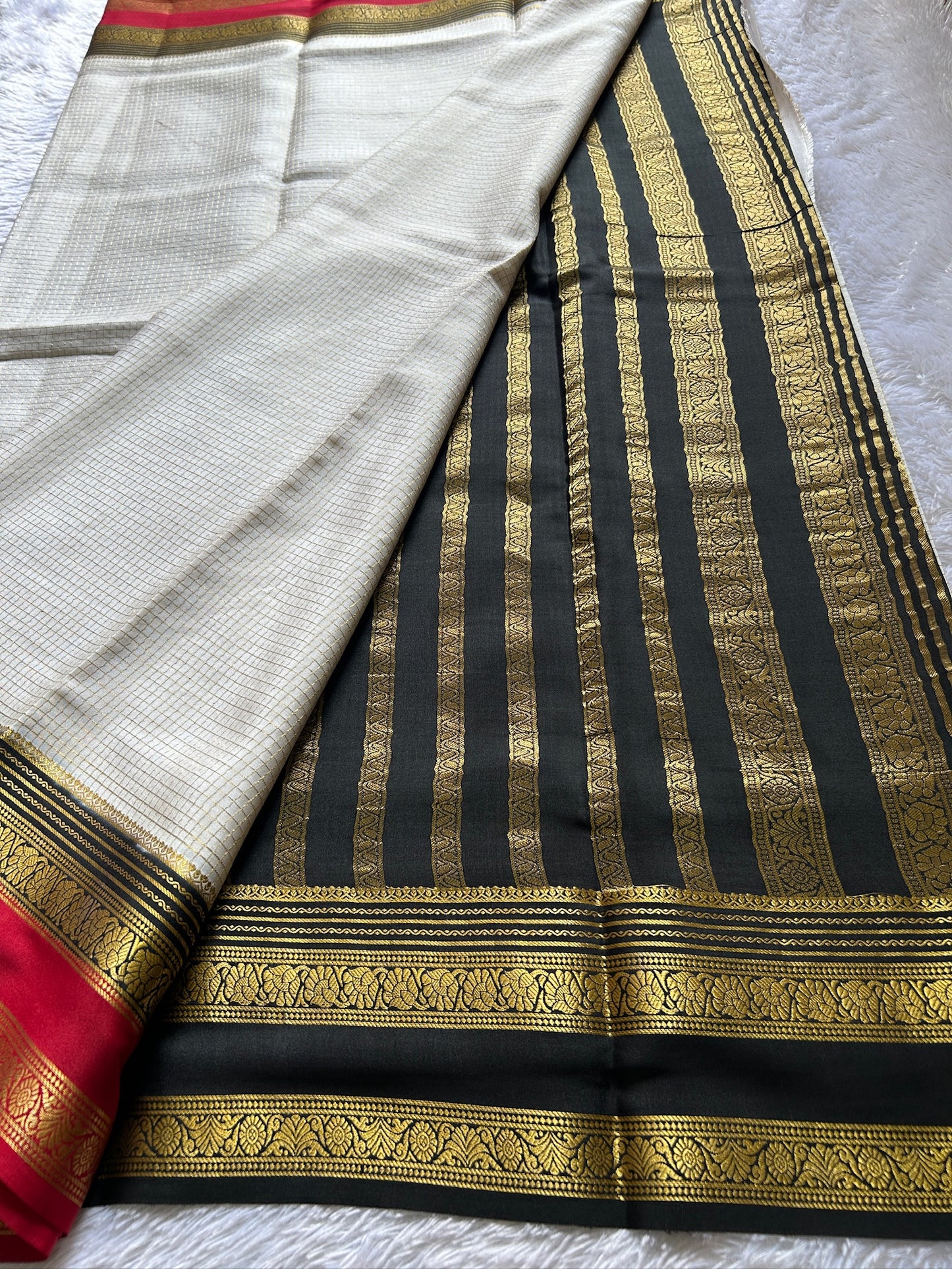Gayatri (3D) : Off white-black-red