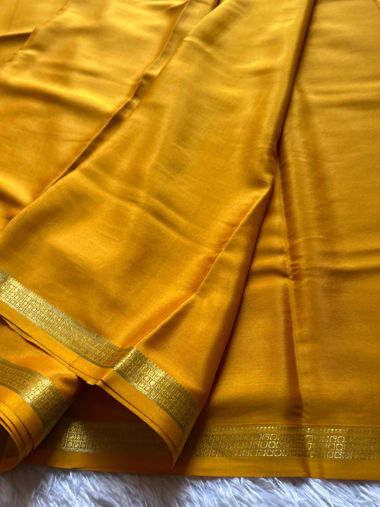 Nalme : solid golden yellow