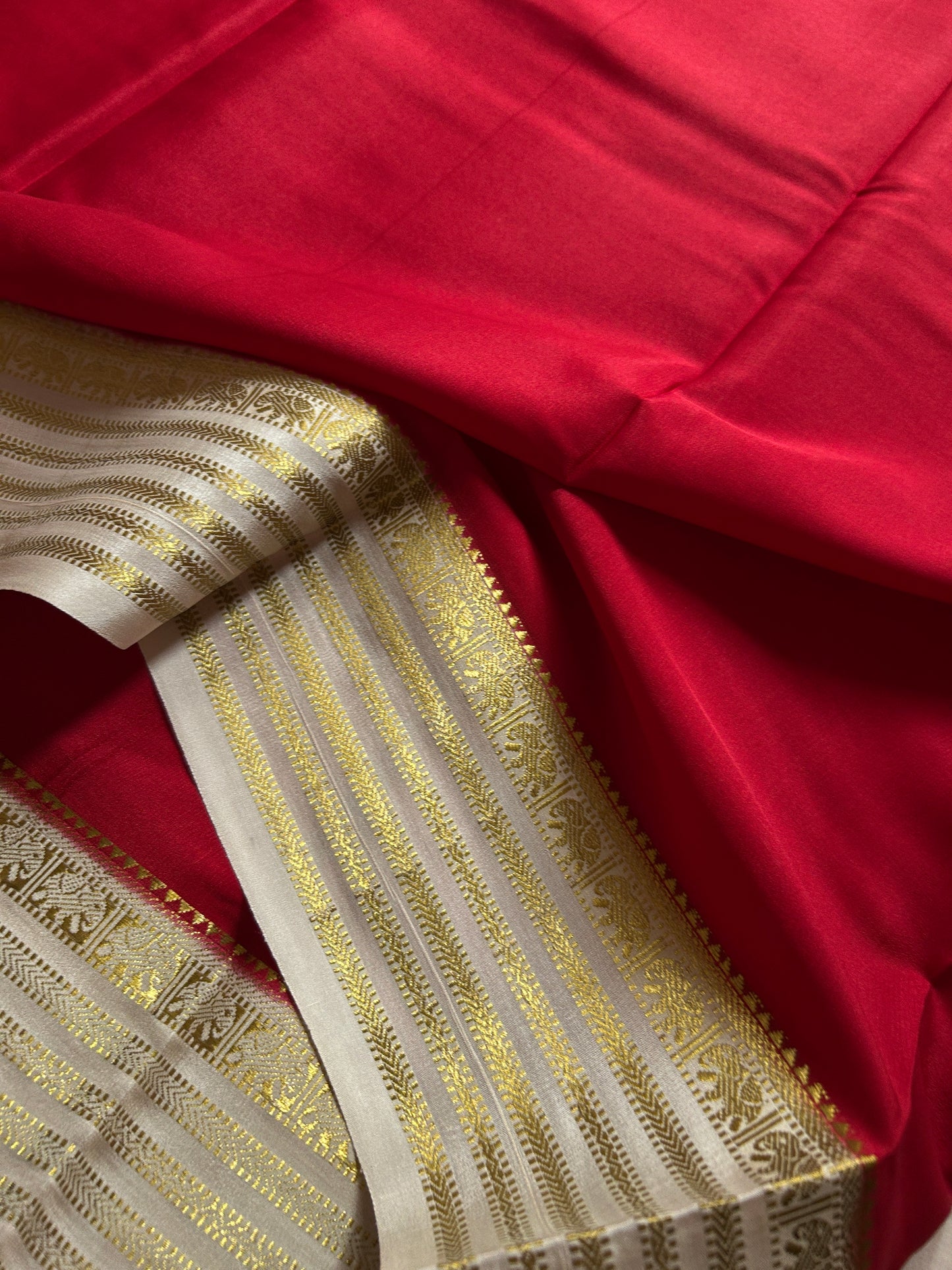 Soujanya (2D) : red-off white