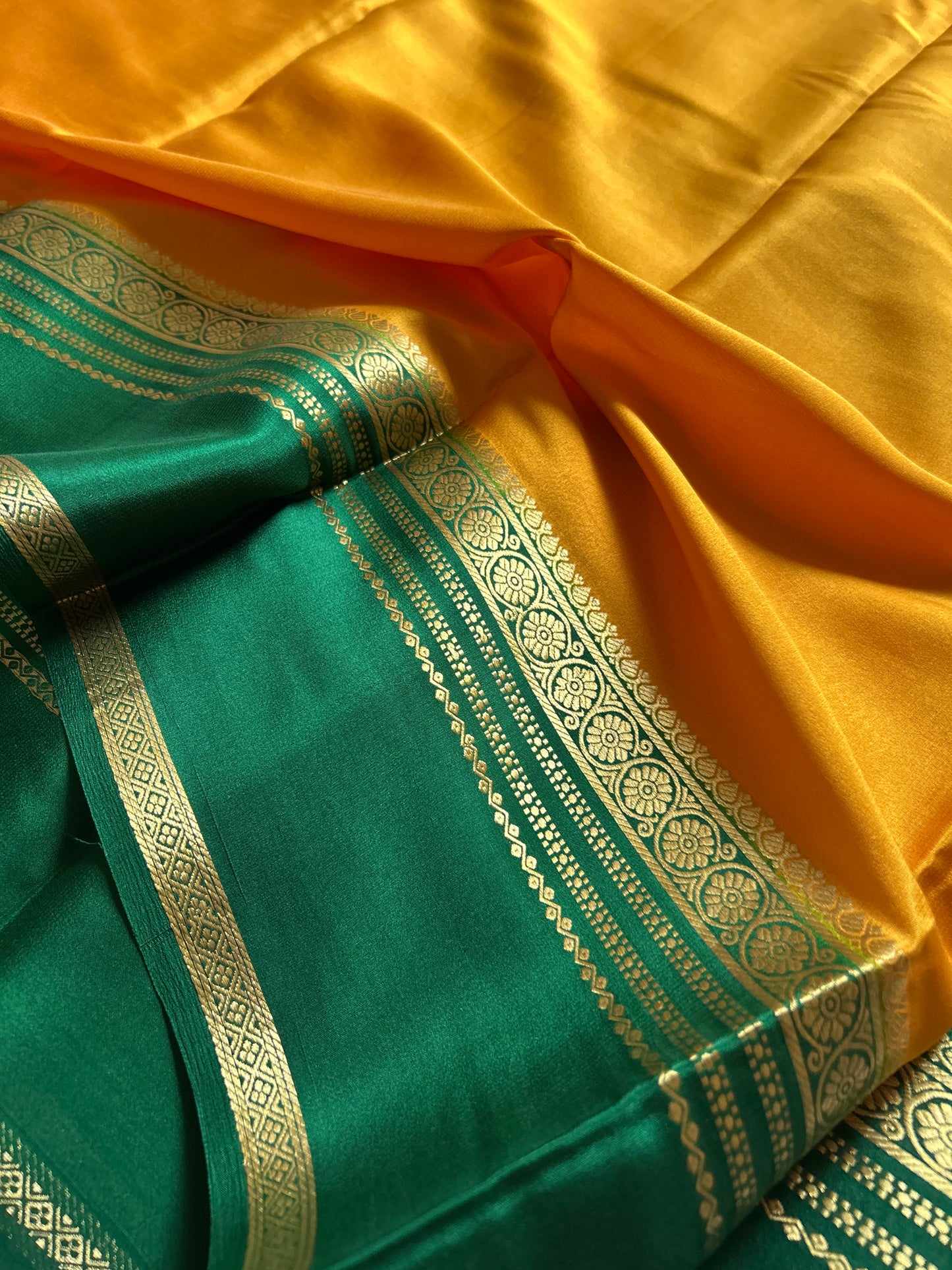Daamini (2D) : Golden yellow-dark green