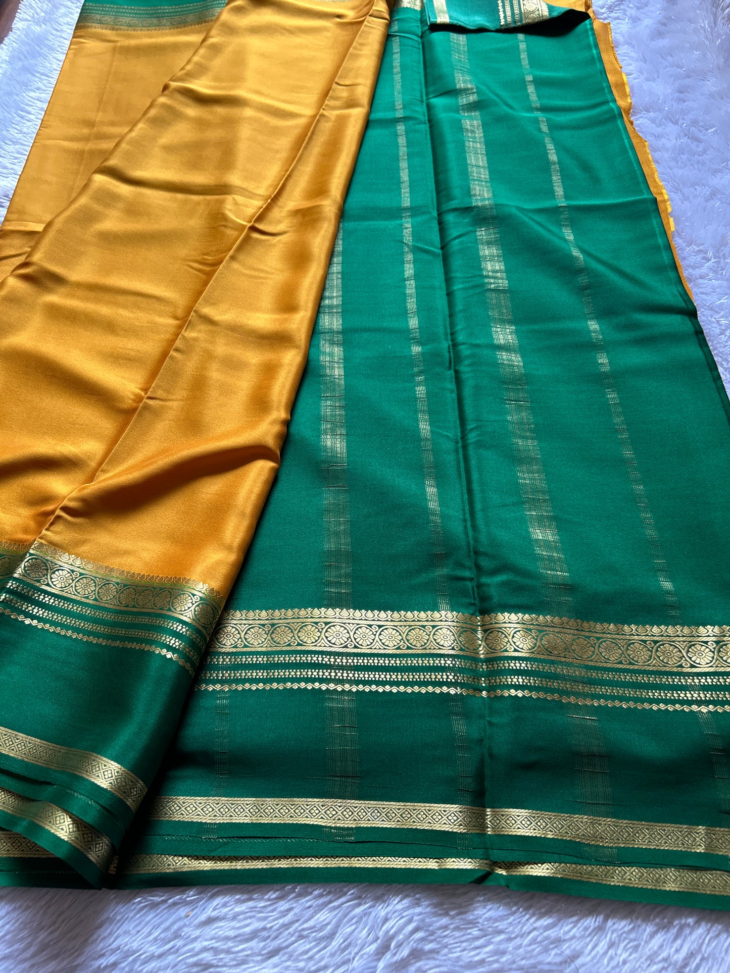 Daamini (2D) : Golden yellow-dark green