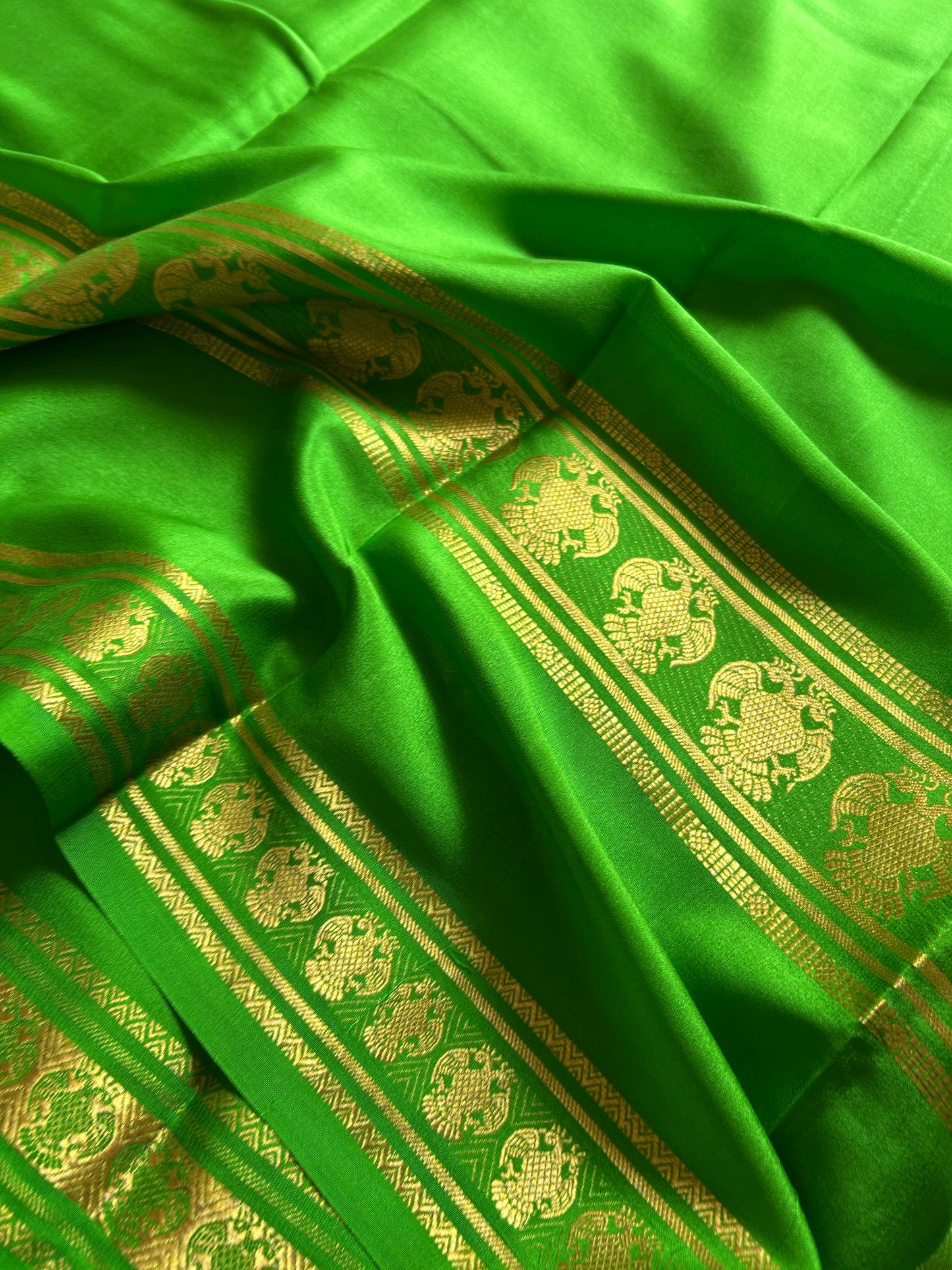 GandaBerunda : Solid Parrot green
