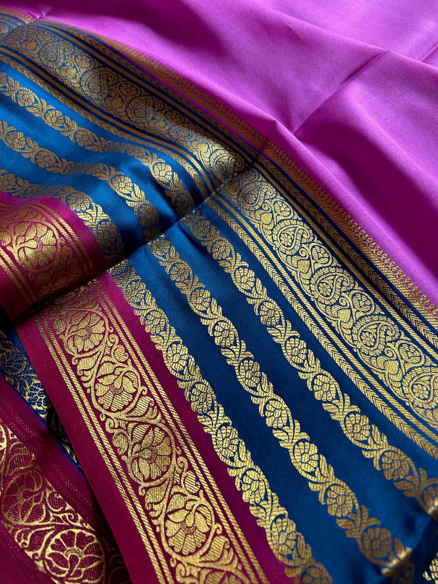 Bindu (3D) : bright magenta-sapphire blue-pink
