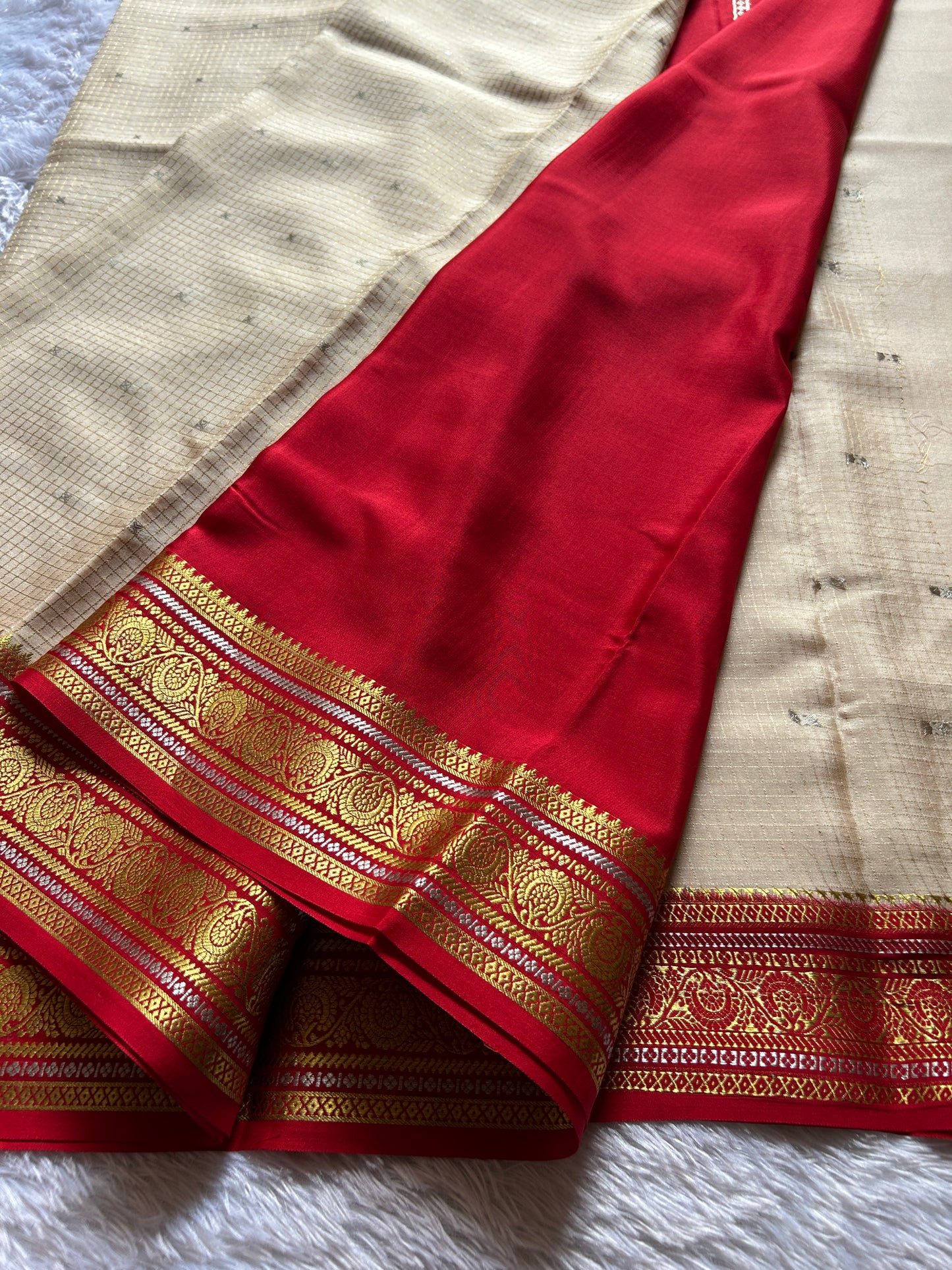 Haasini (2D) : Off white-red