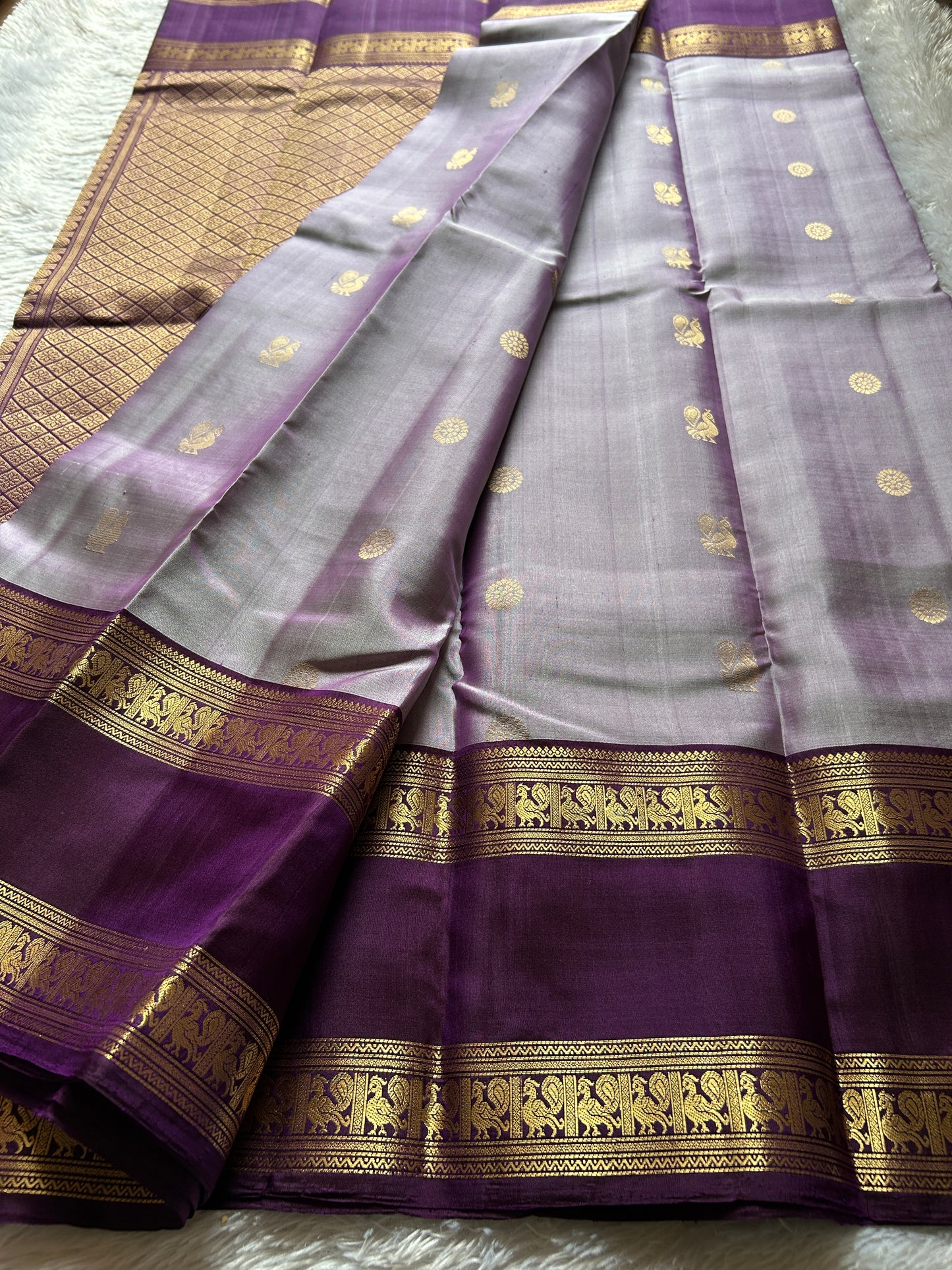 Lakshmi (2D) : light lavender - deep purple