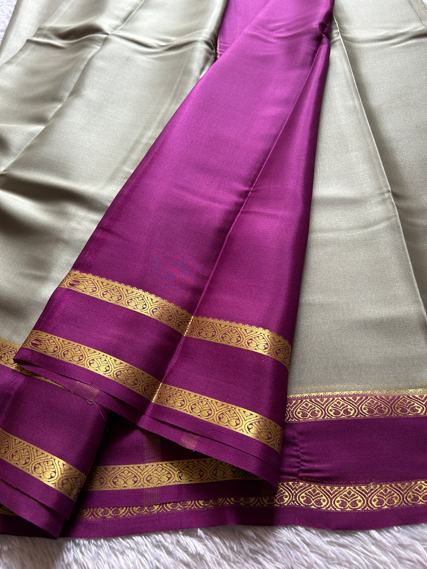 Vinaya (2D) : Grey-Magenta
