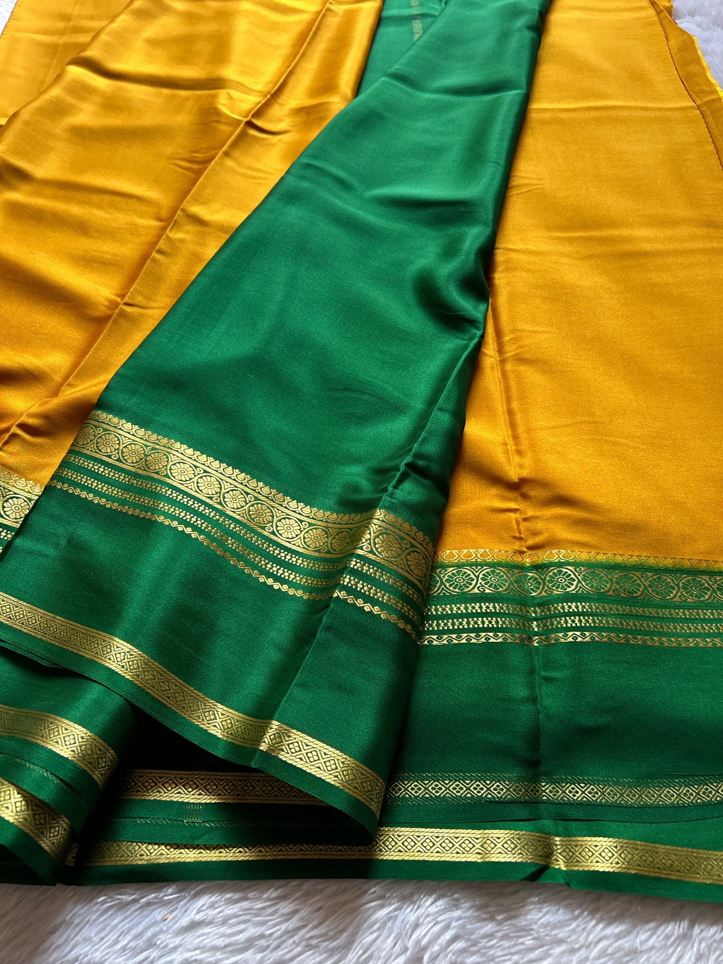 Daamini (2D) : Golden yellow-dark green