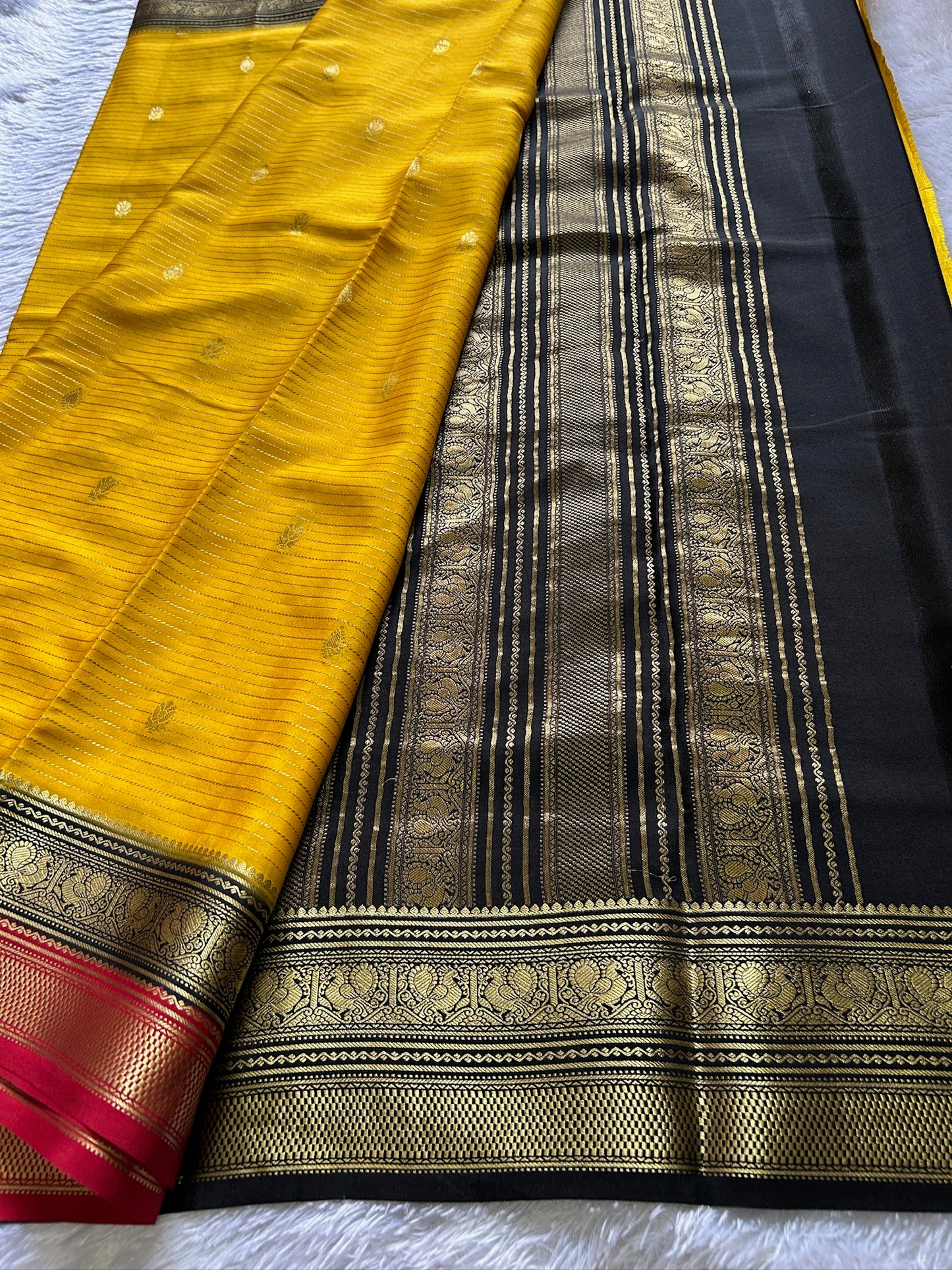 Amulya (3D) : Yellow-black-red