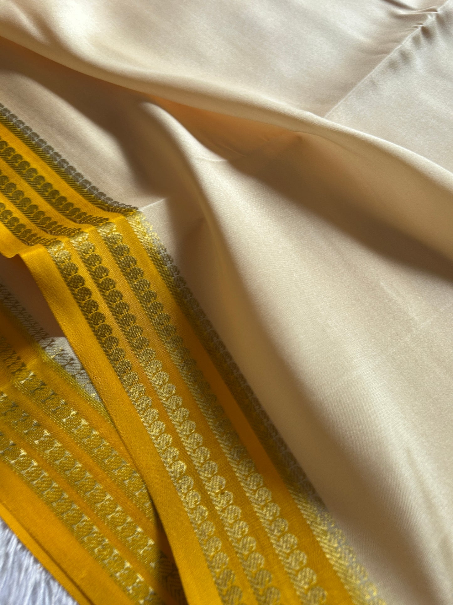 Aragini (2D) : Off white-Yellow