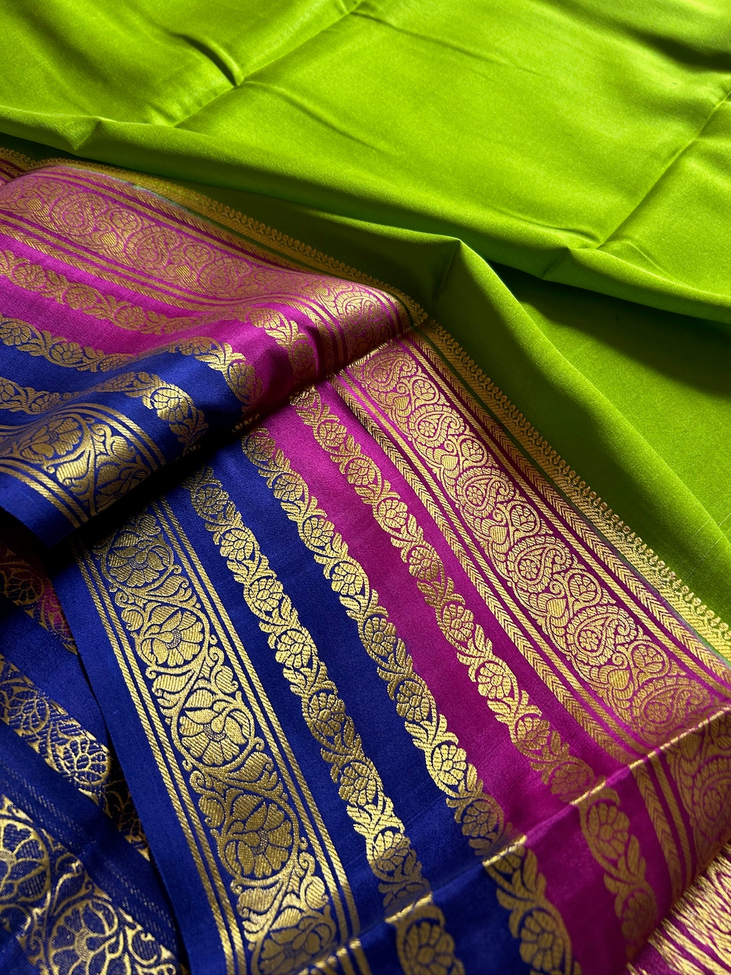 Bindu (3D) : Mehendi green-magenta-navy blue