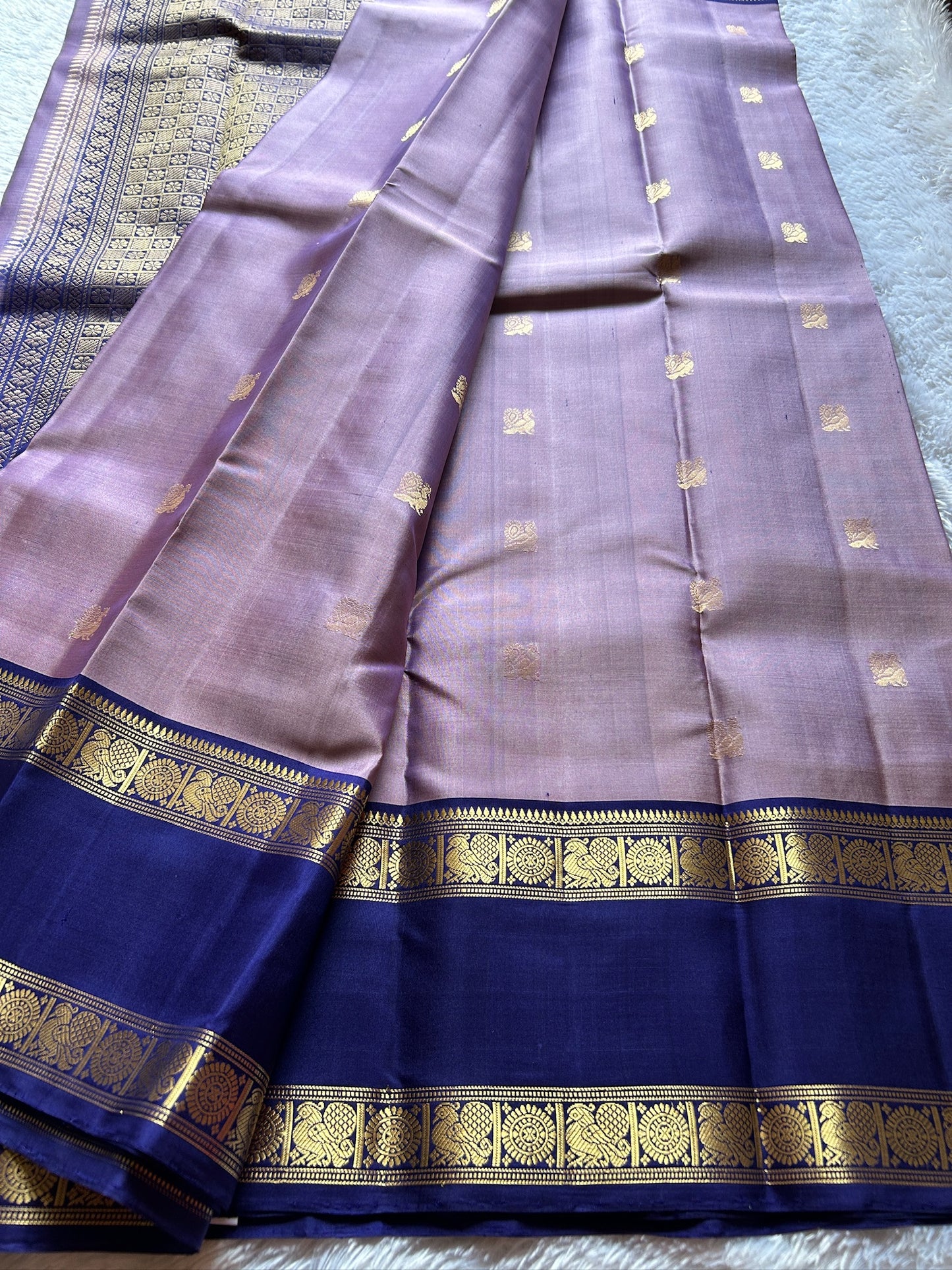 Lakshmi (2D) : Light Onion pink - Dark Blue