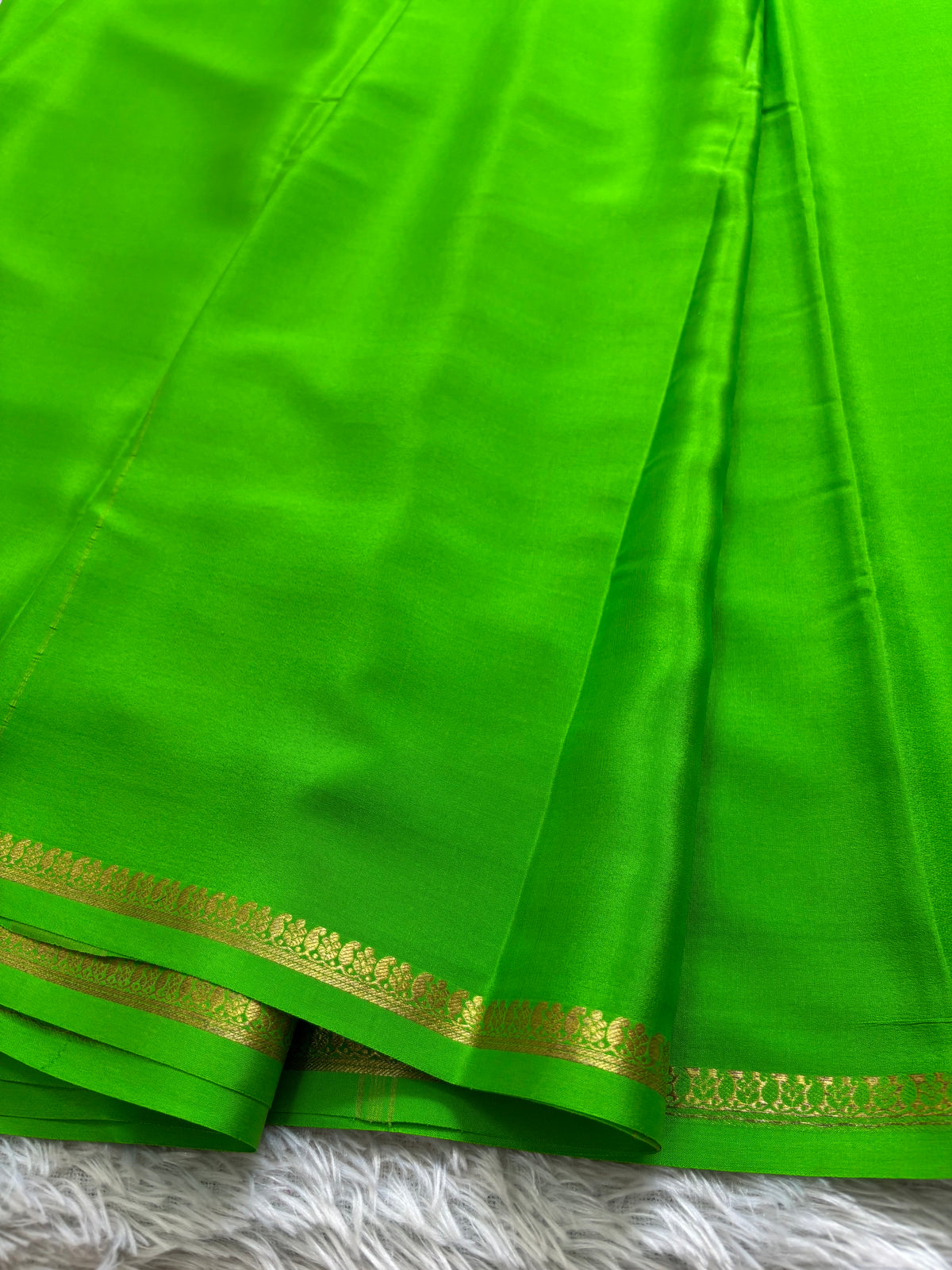 Vandana : Solid Parrot green
