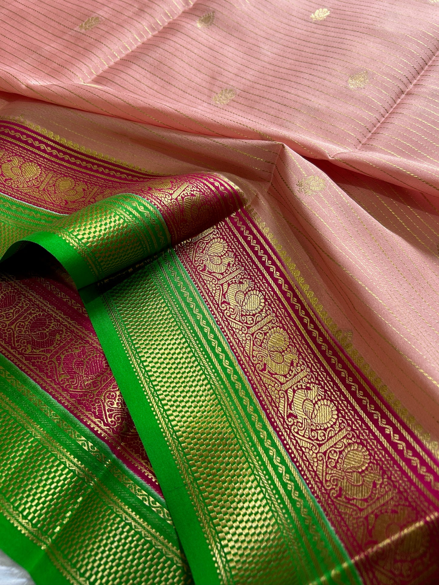 Amulya (3D) : Salmon pink- Dark pink-Green
