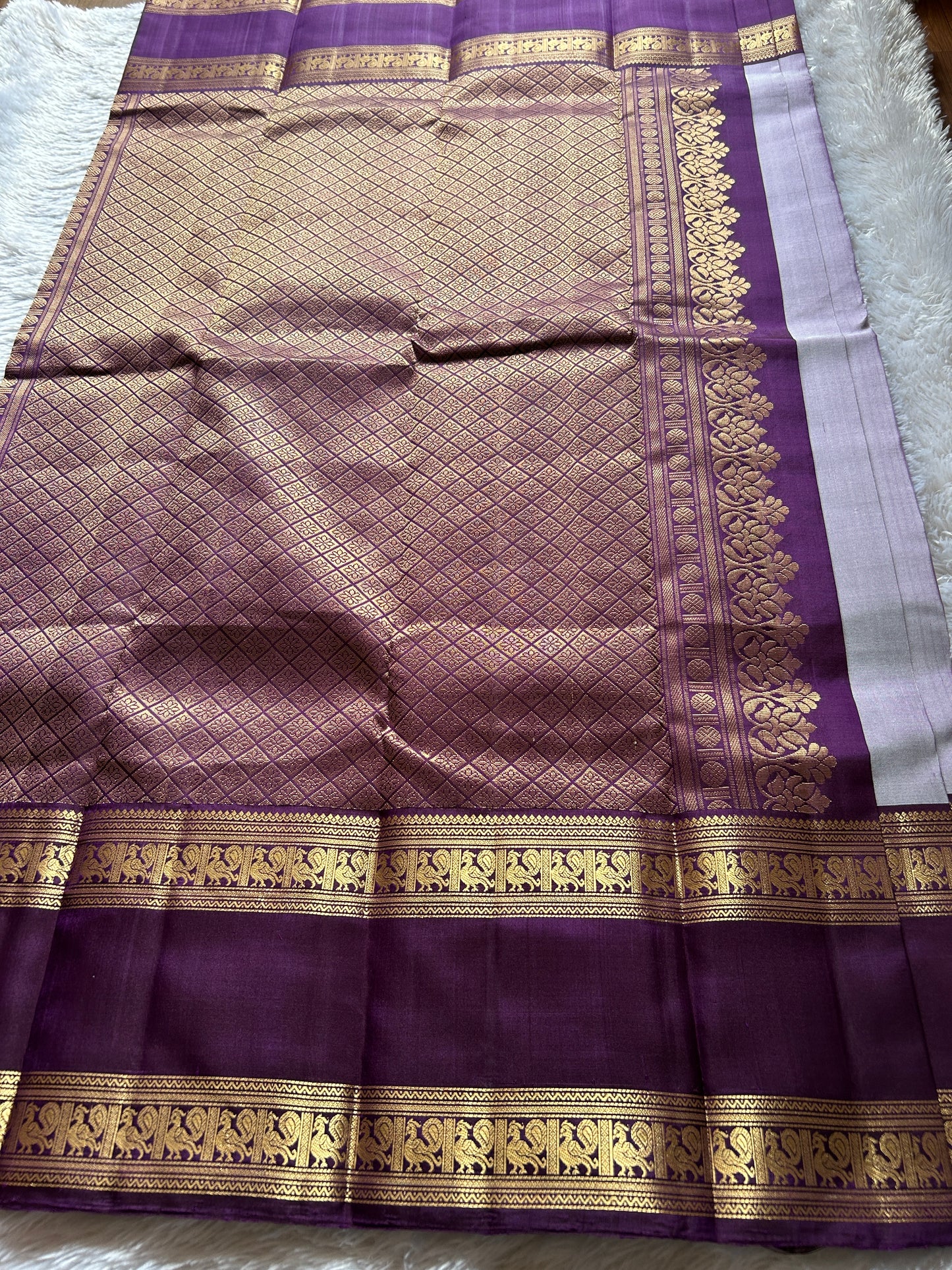 Lakshmi (2D) : light lavender - deep purple