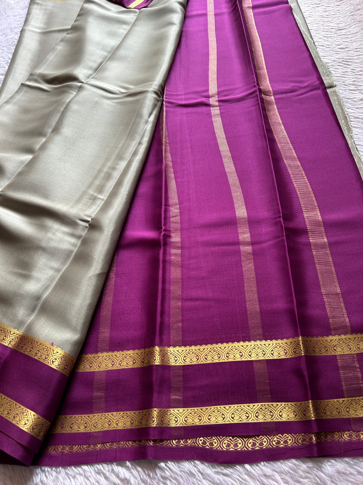 Vinaya (2D) : Grey-Magenta