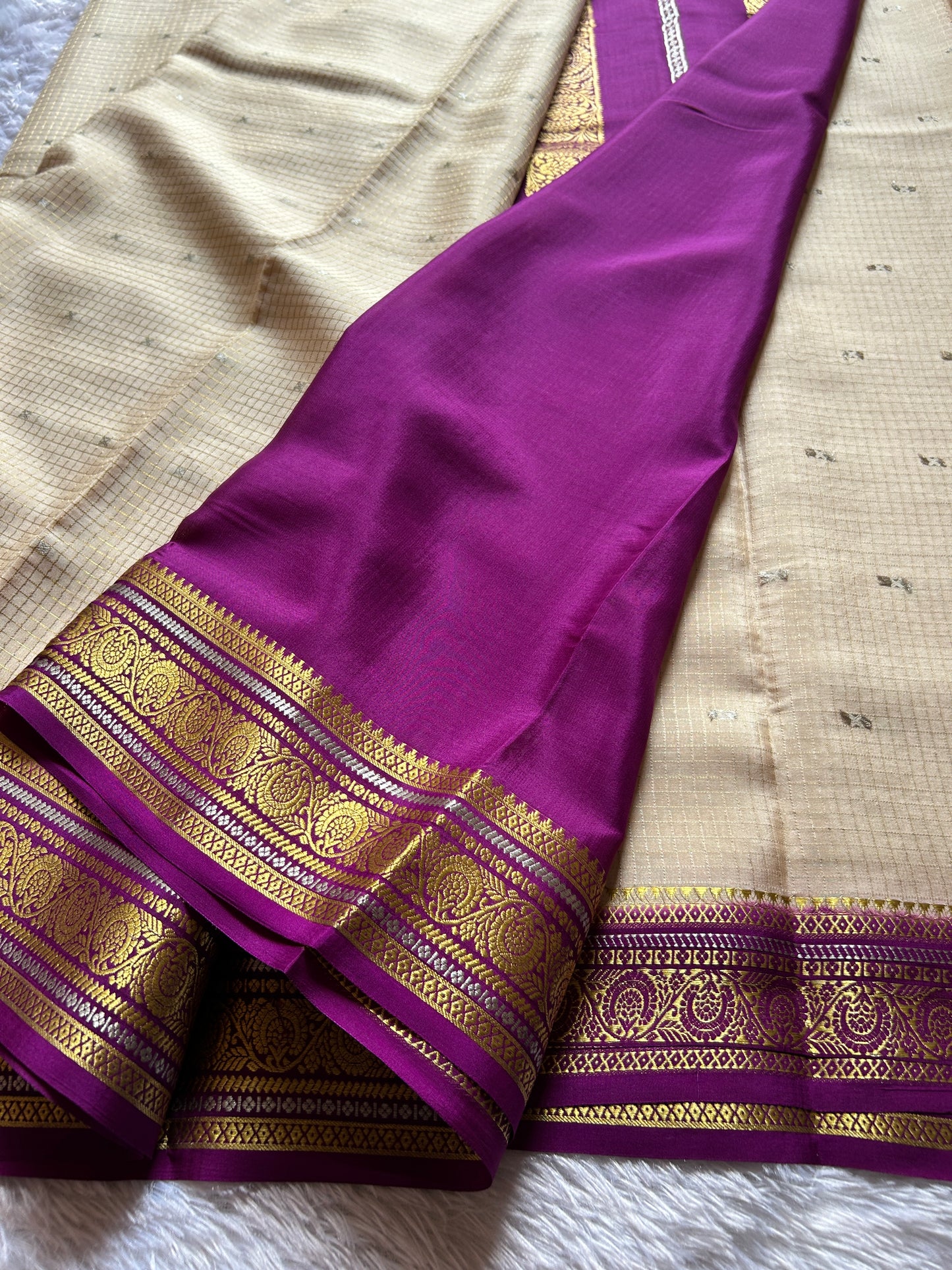 Haasini (2D) : Off white-Magenta