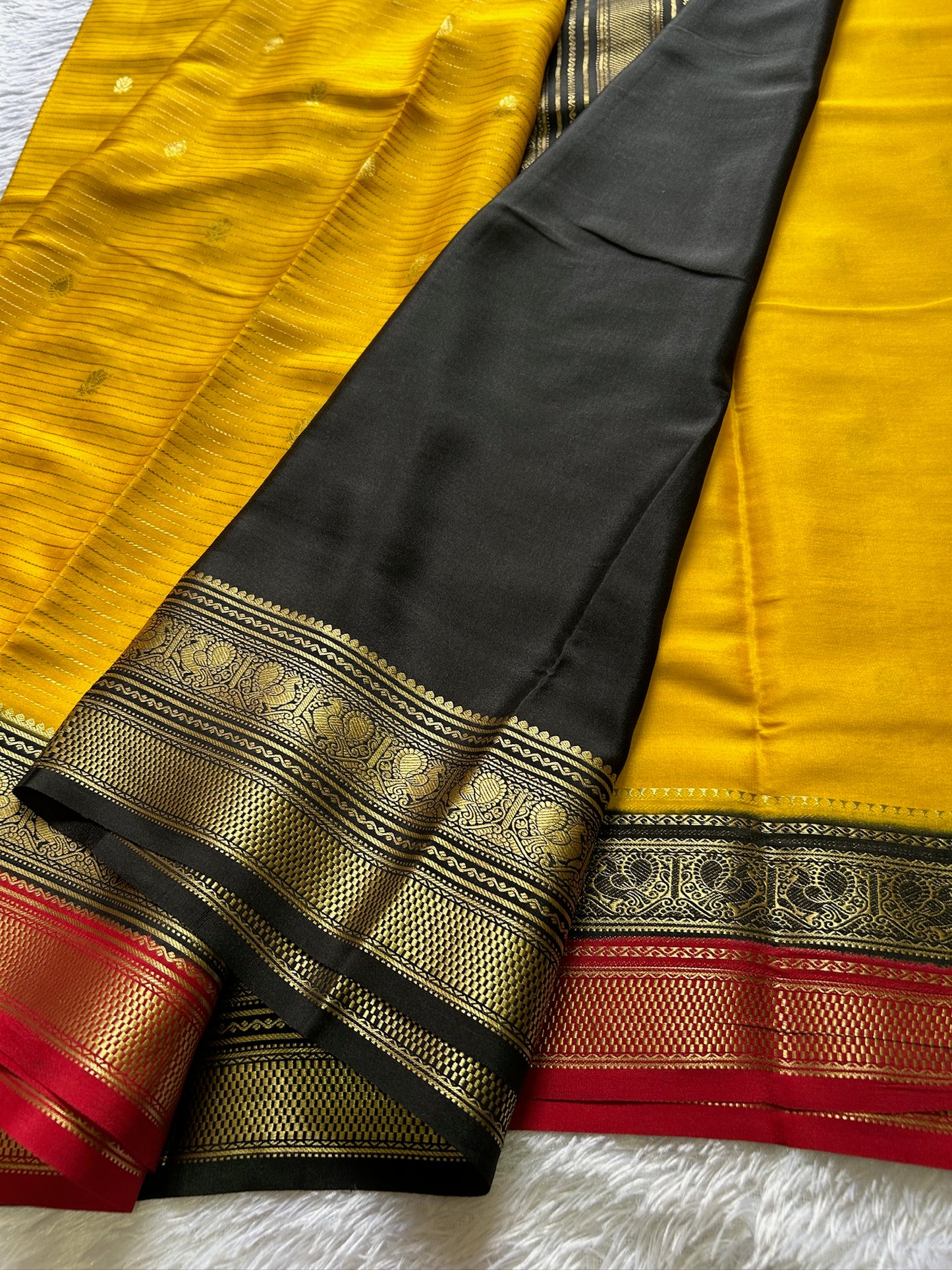 Amulya (3D) : Yellow-black-red