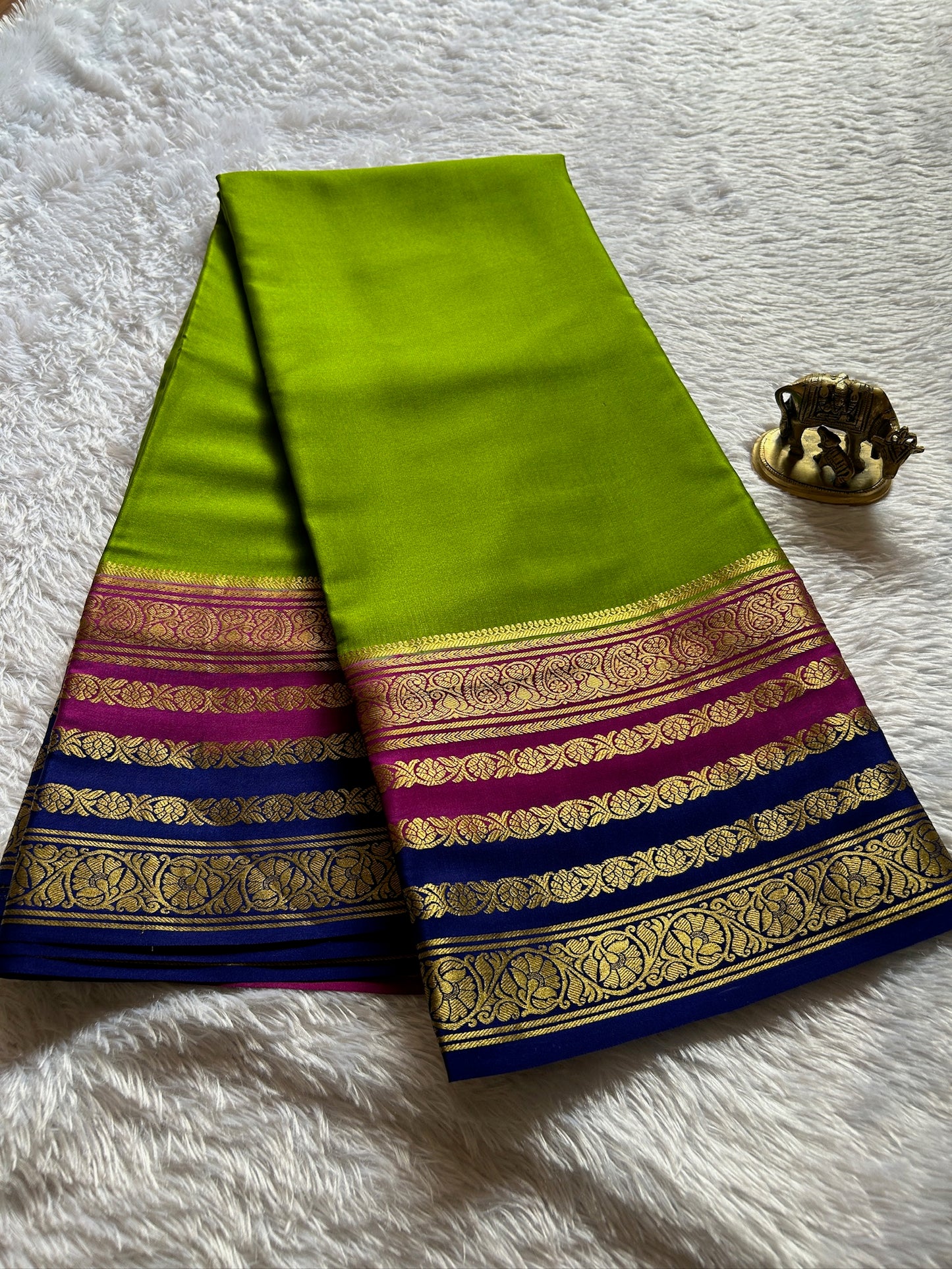 Bindu (3D) : Mehendi green-magenta-navy blue