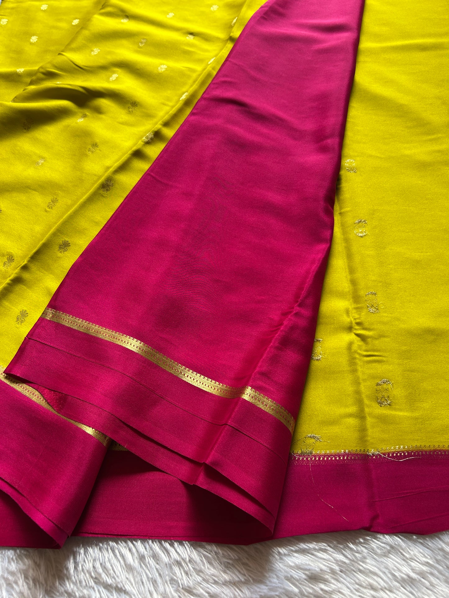 Sahana (2D) : Lime green-pink