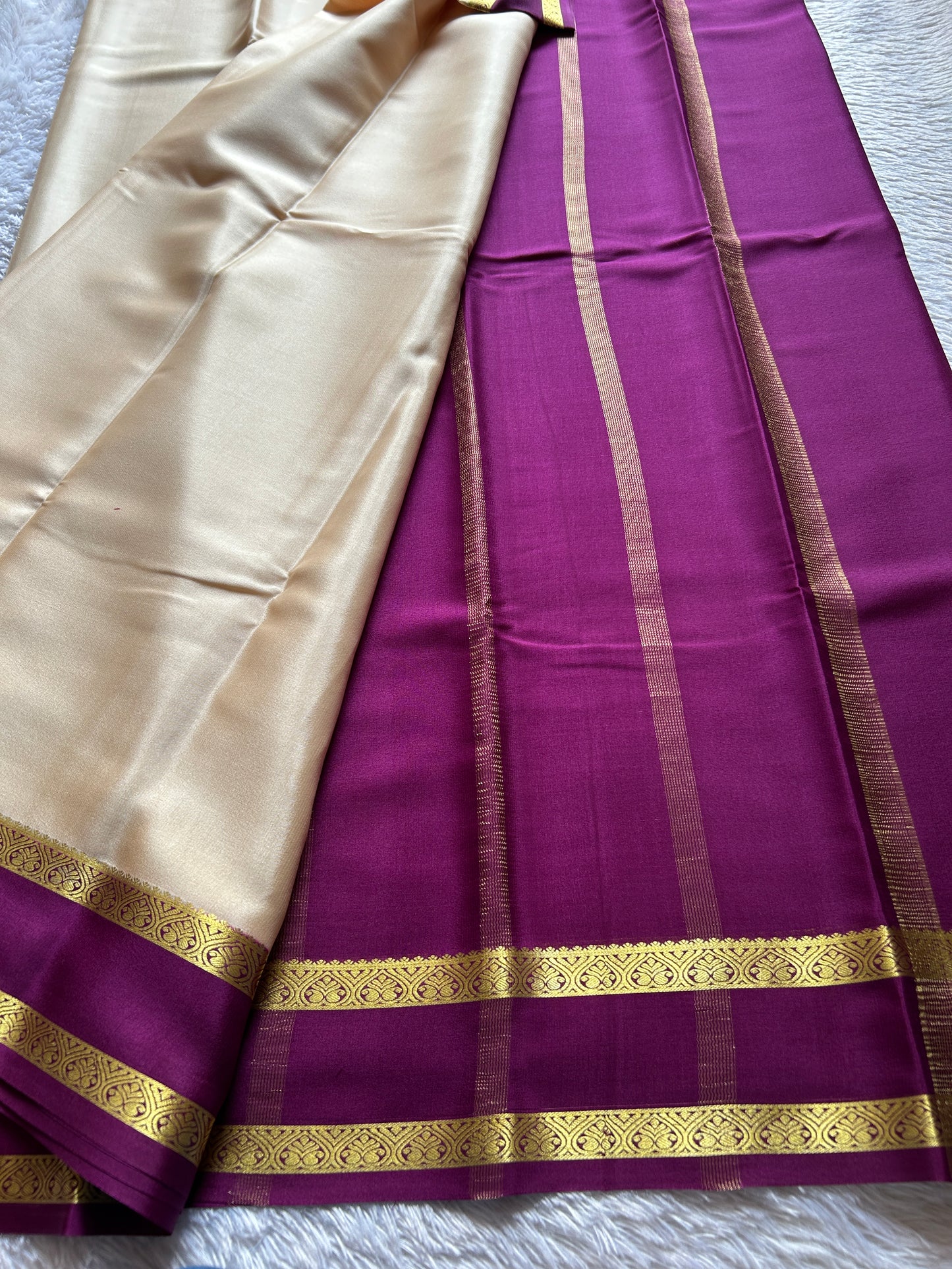 Vinaya (2D) : Off white-magenta