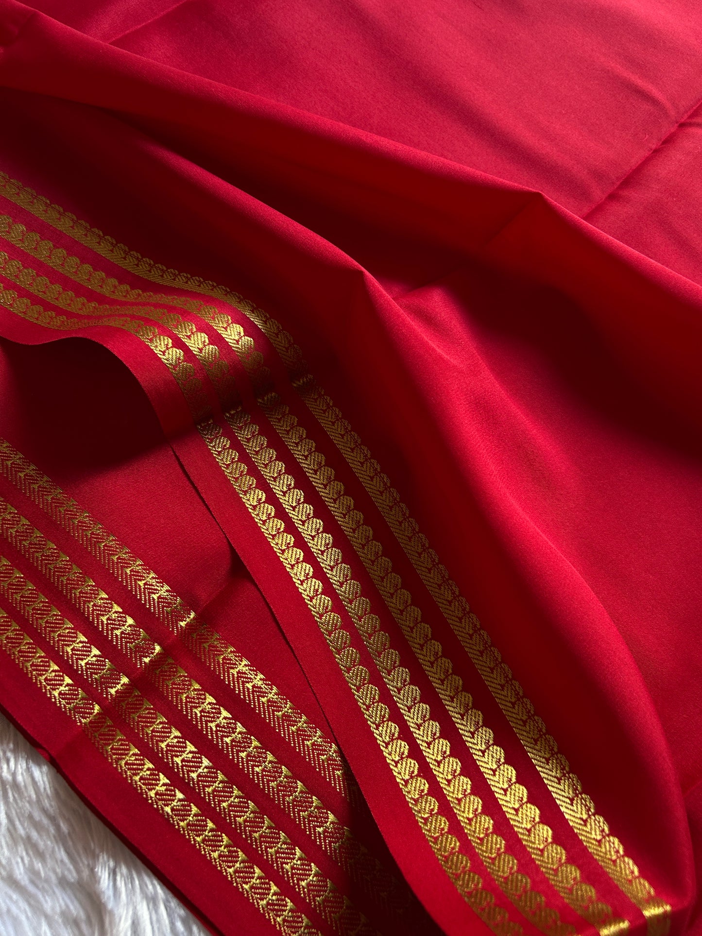Aragini : Solid Red