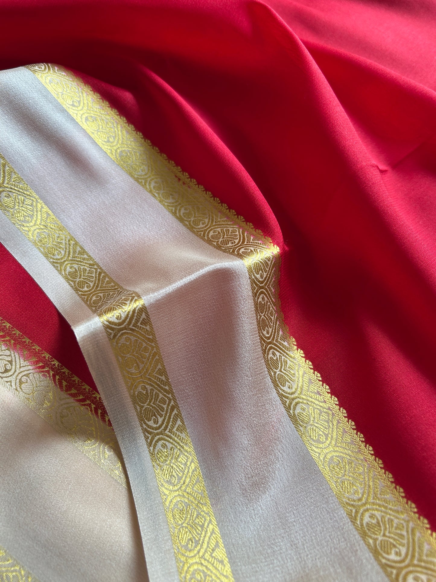 Vinaya (2D) : Red-off white