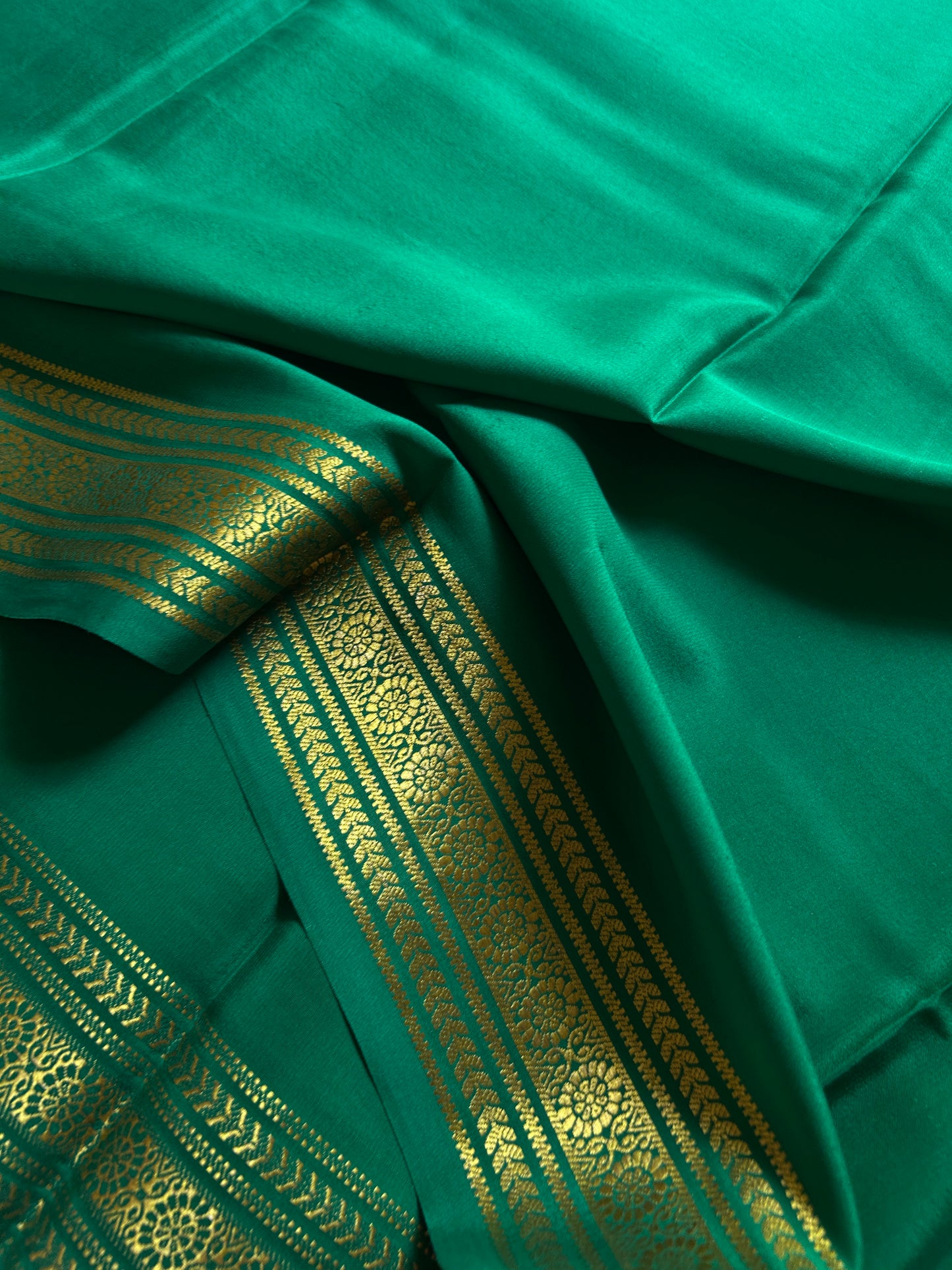 Devika : Solid Dark Rama green