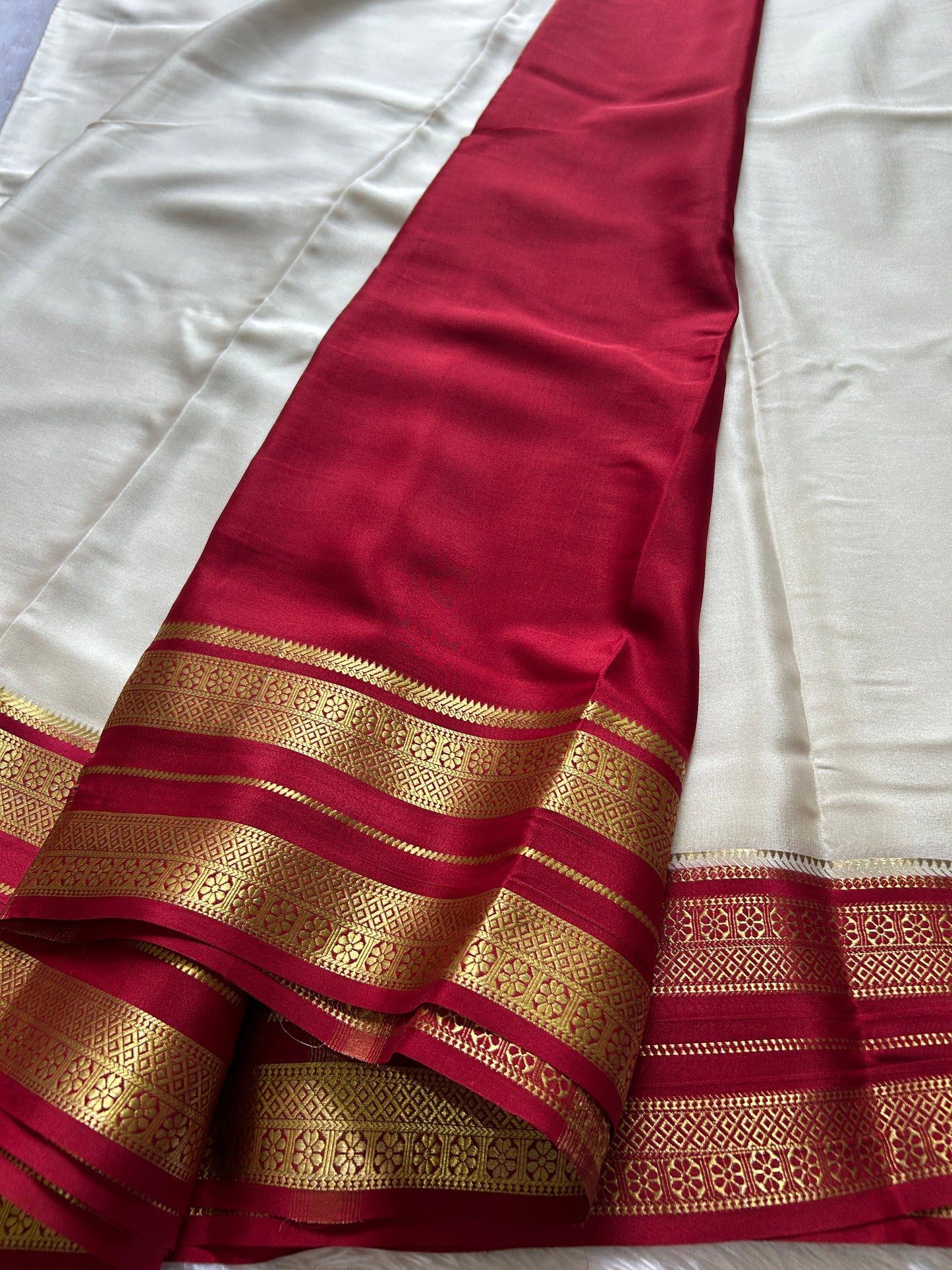 Raagini (2D) : Off White - Maroon