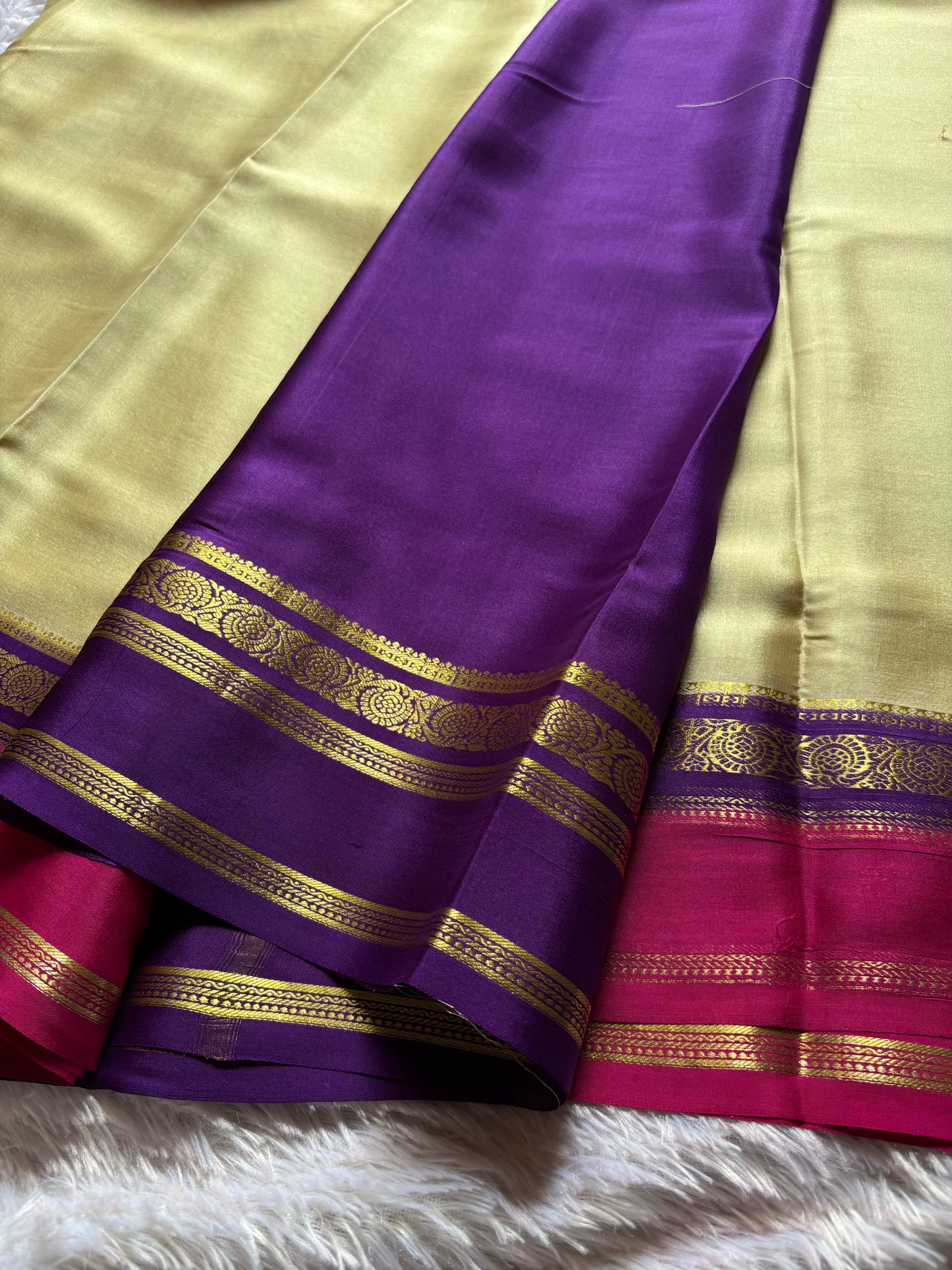 Tara (3D) : Creamish beige-violet-rani pink