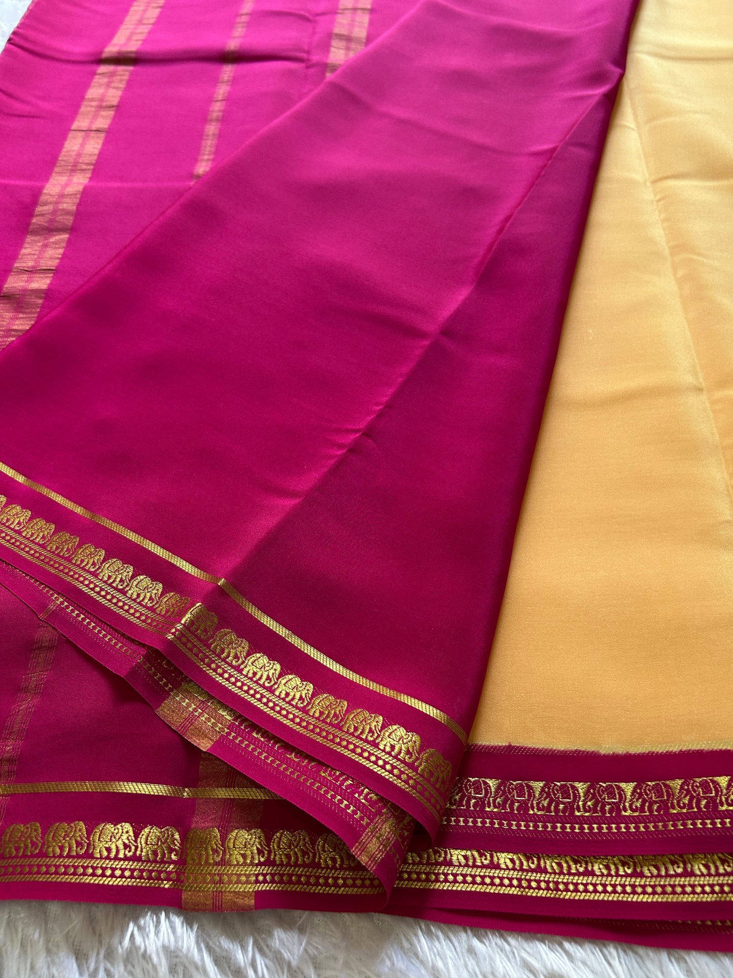 Gamani (2D) : Creamish beige-rani pink