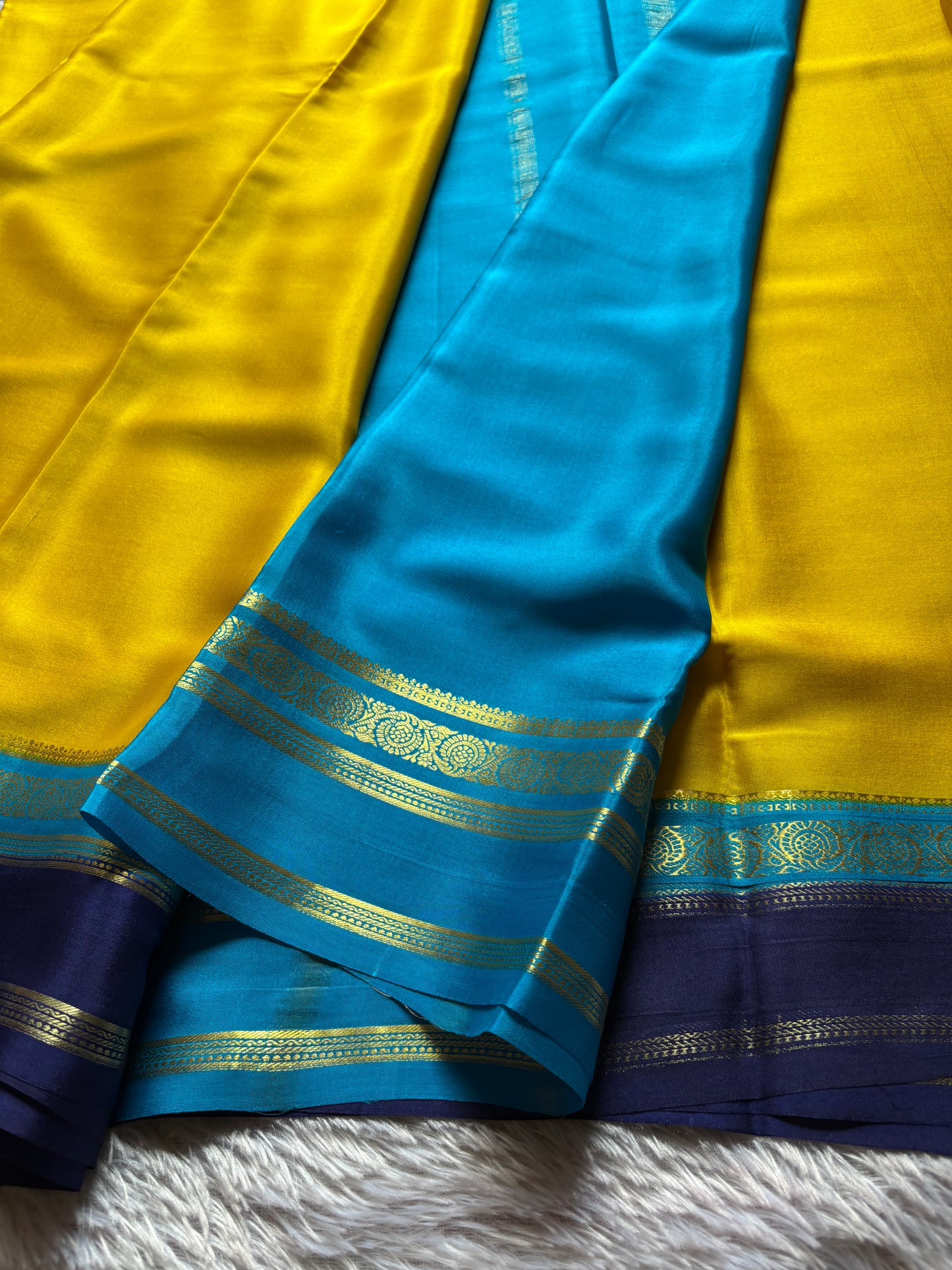 Tara (3D) : Golden yellow-ananda blue-dark blue