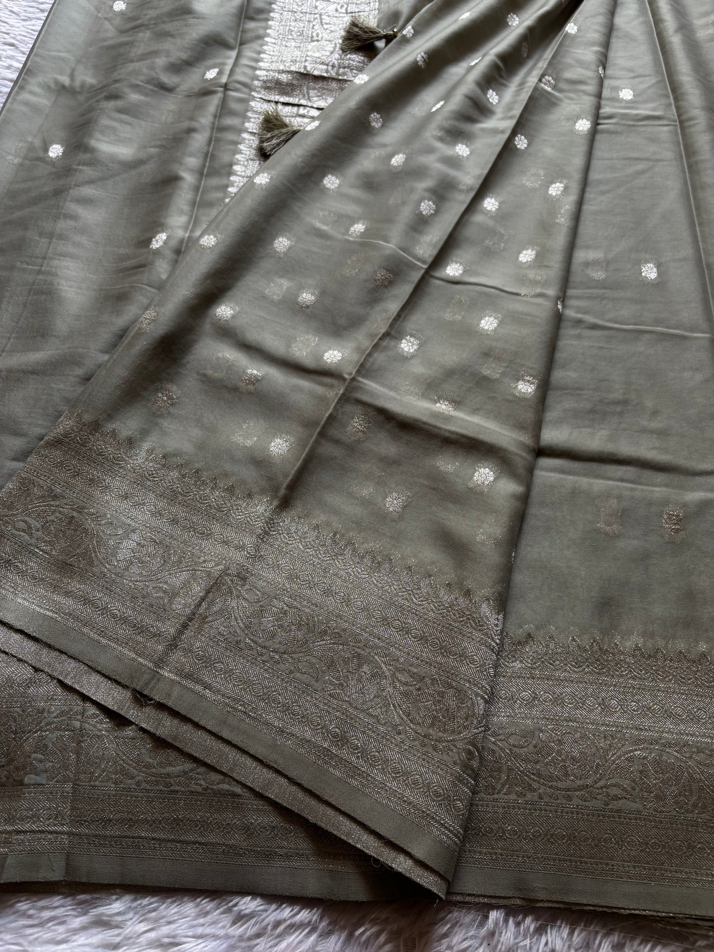 SS115 : Solid Sage green