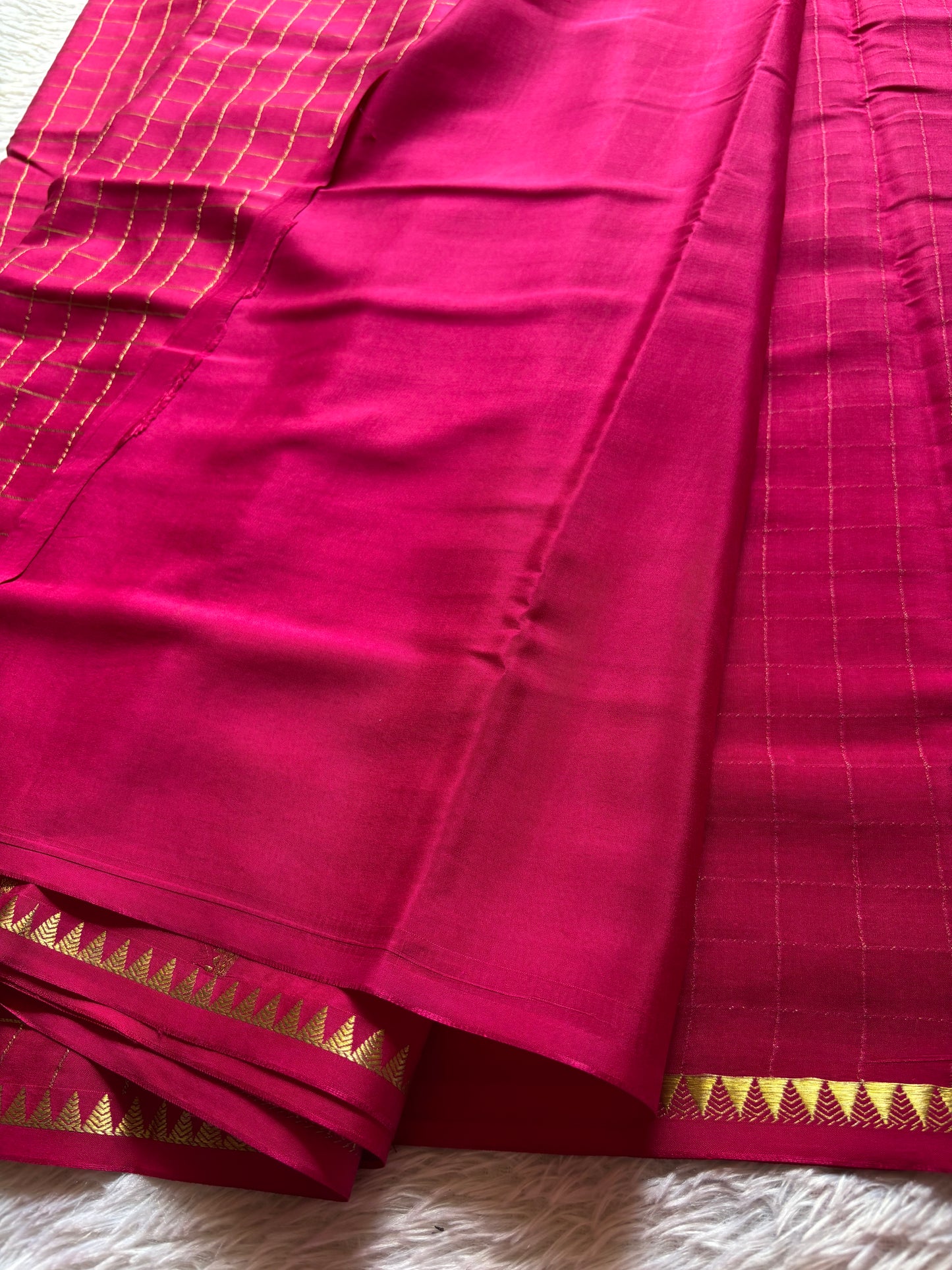 Malavika : Solid Rani pink